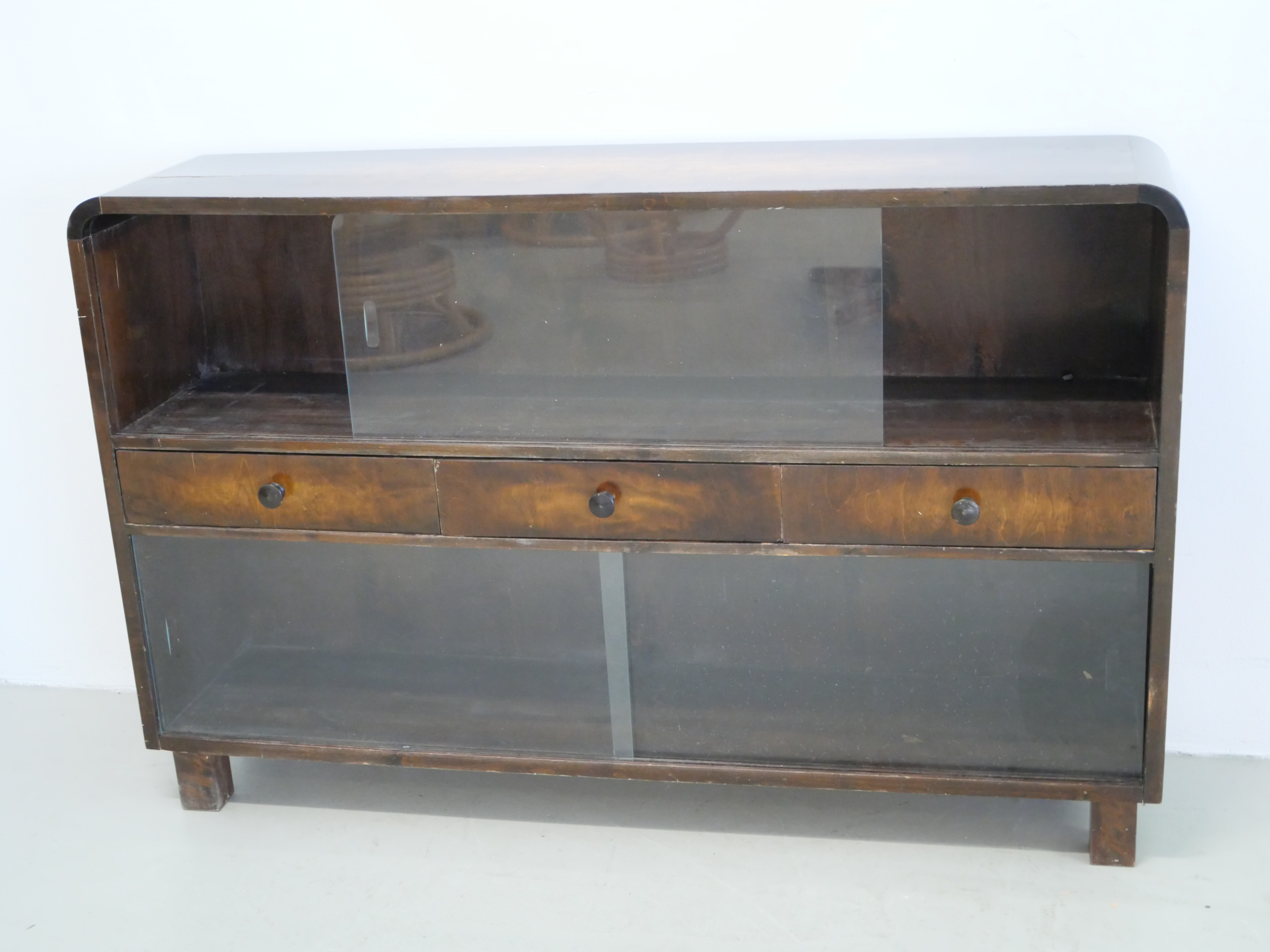 *Funkkis vitriinihyllykkö