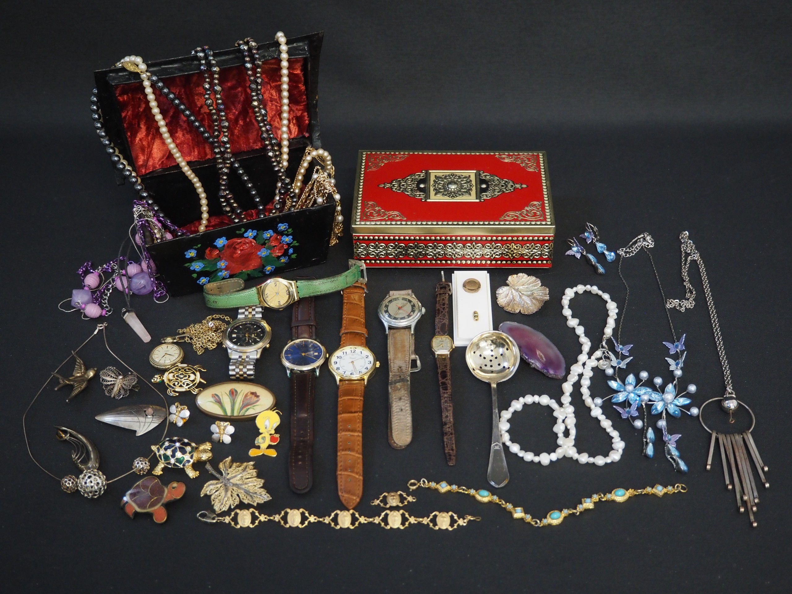 Hopea rintakorut, kellot ym.