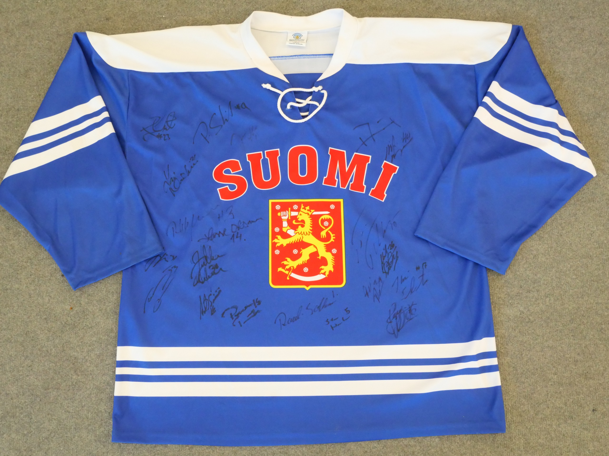 Leijonat paita nimikirjoituksilla