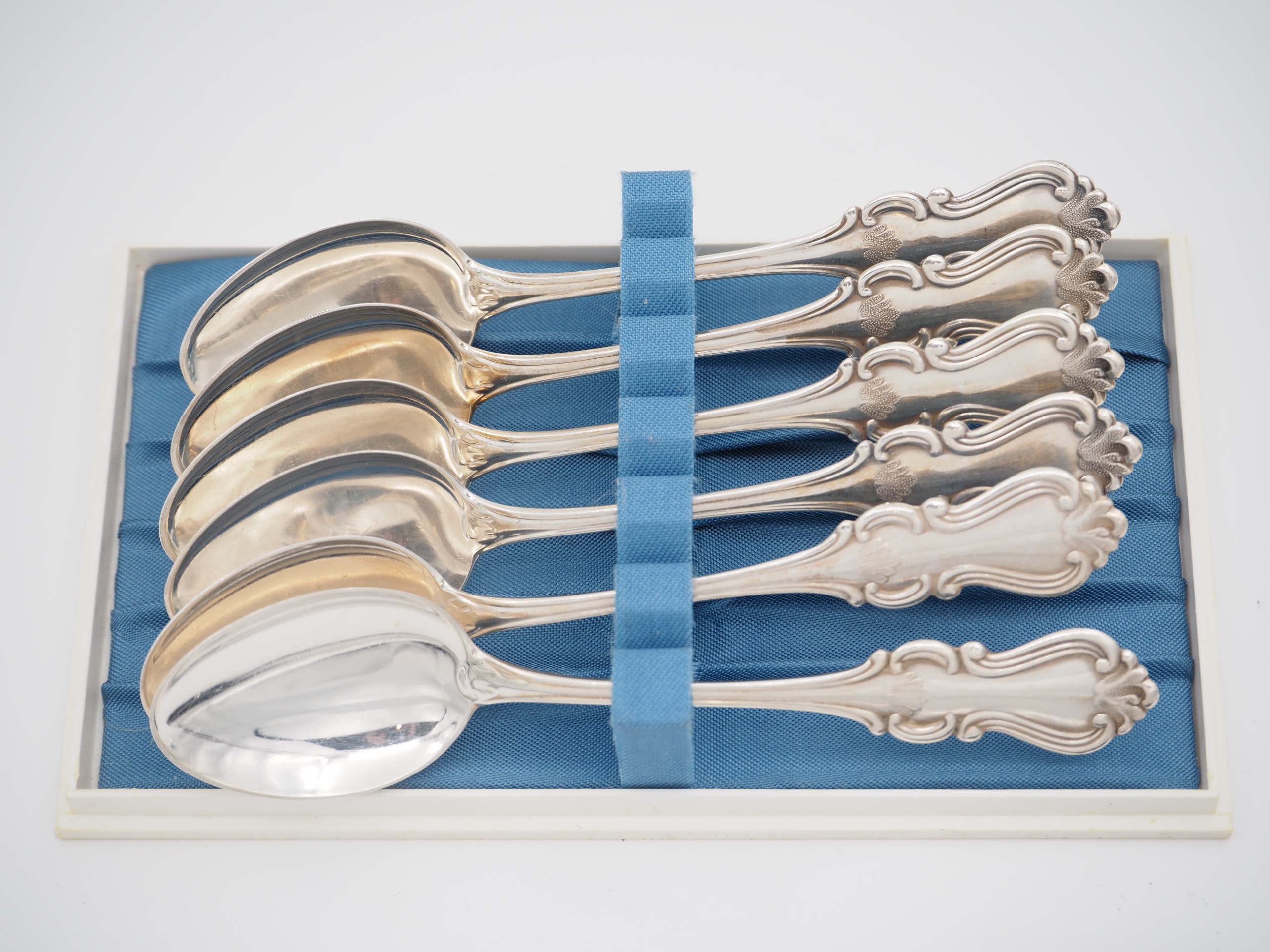 Romantiikka hopeakahvilusikat