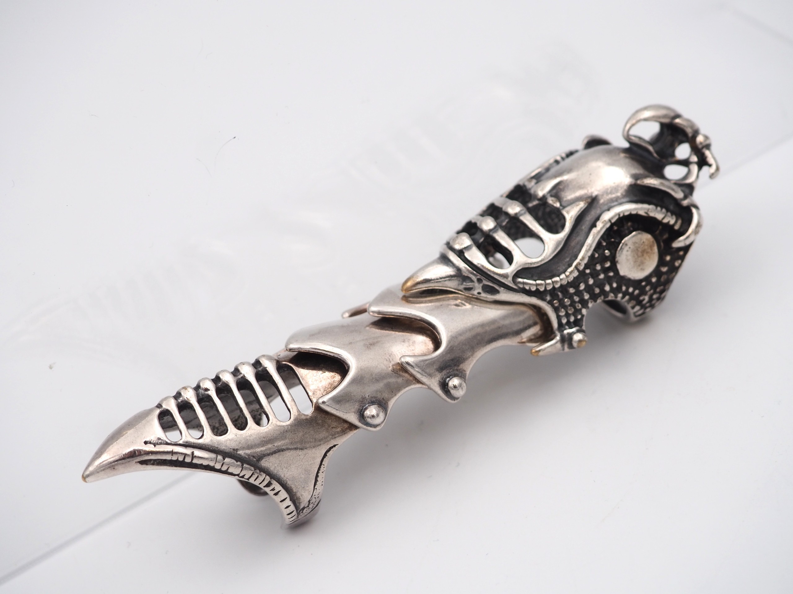 Nivelletty hopeasormus