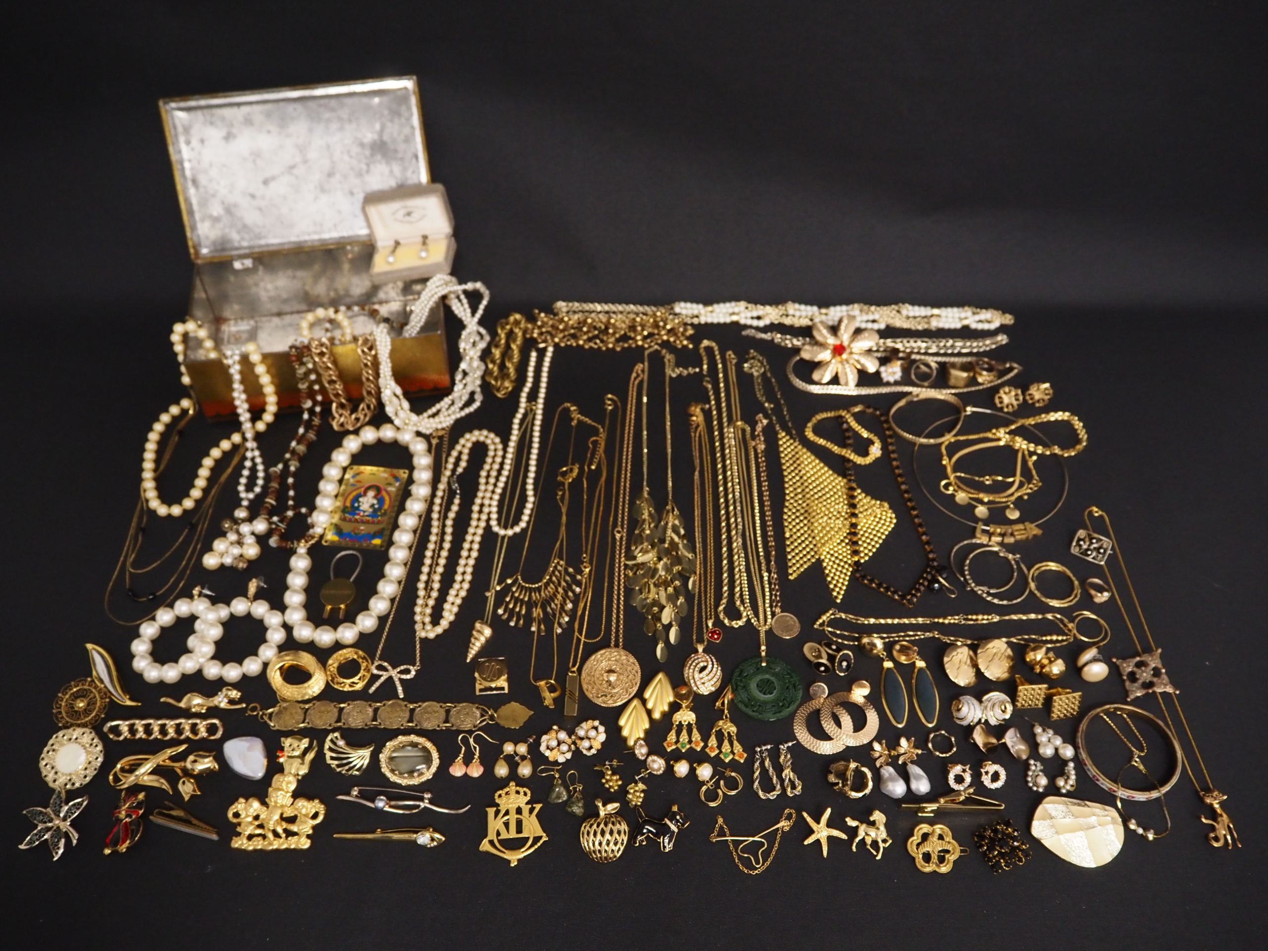 Kullanväriset korut ym.