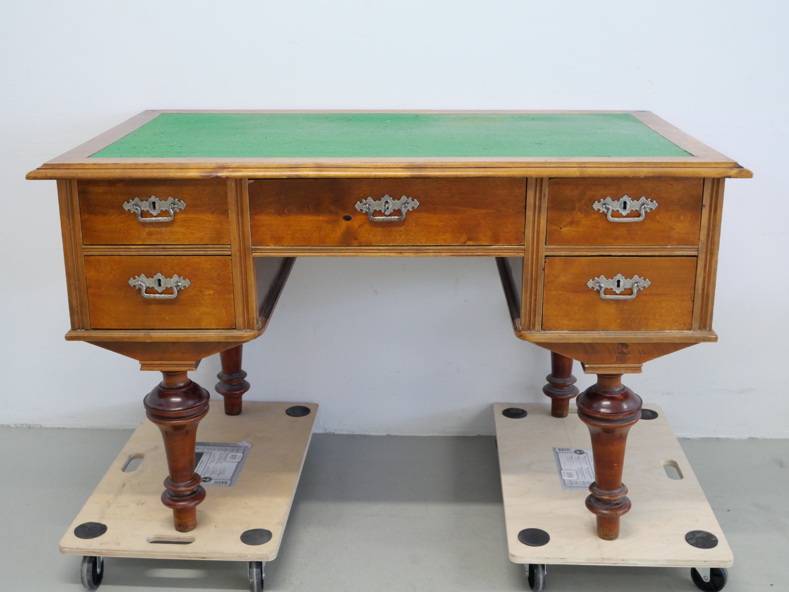 *Työpöytä ja tuoli