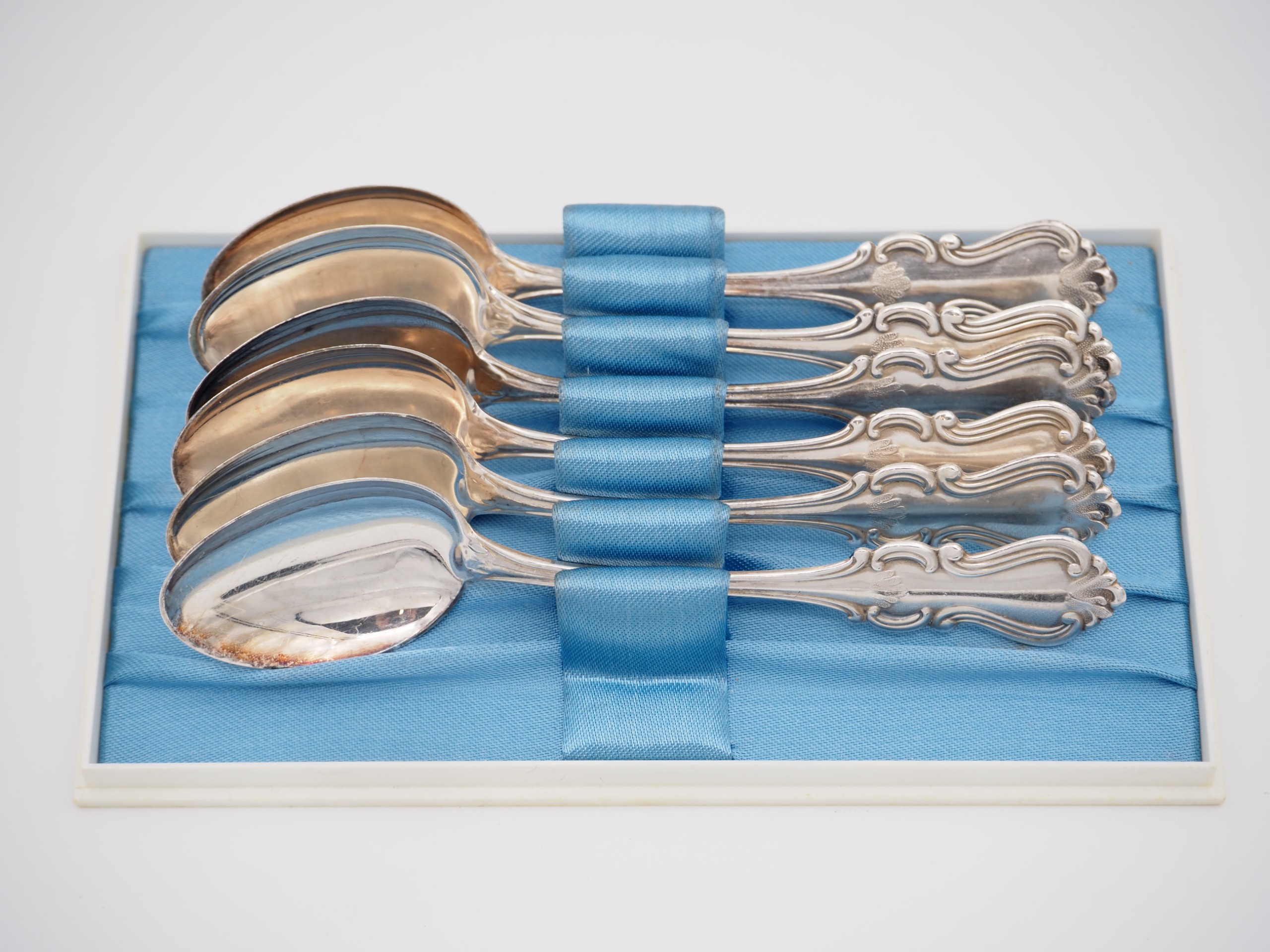 Romantiikka hopeakahvilusikat