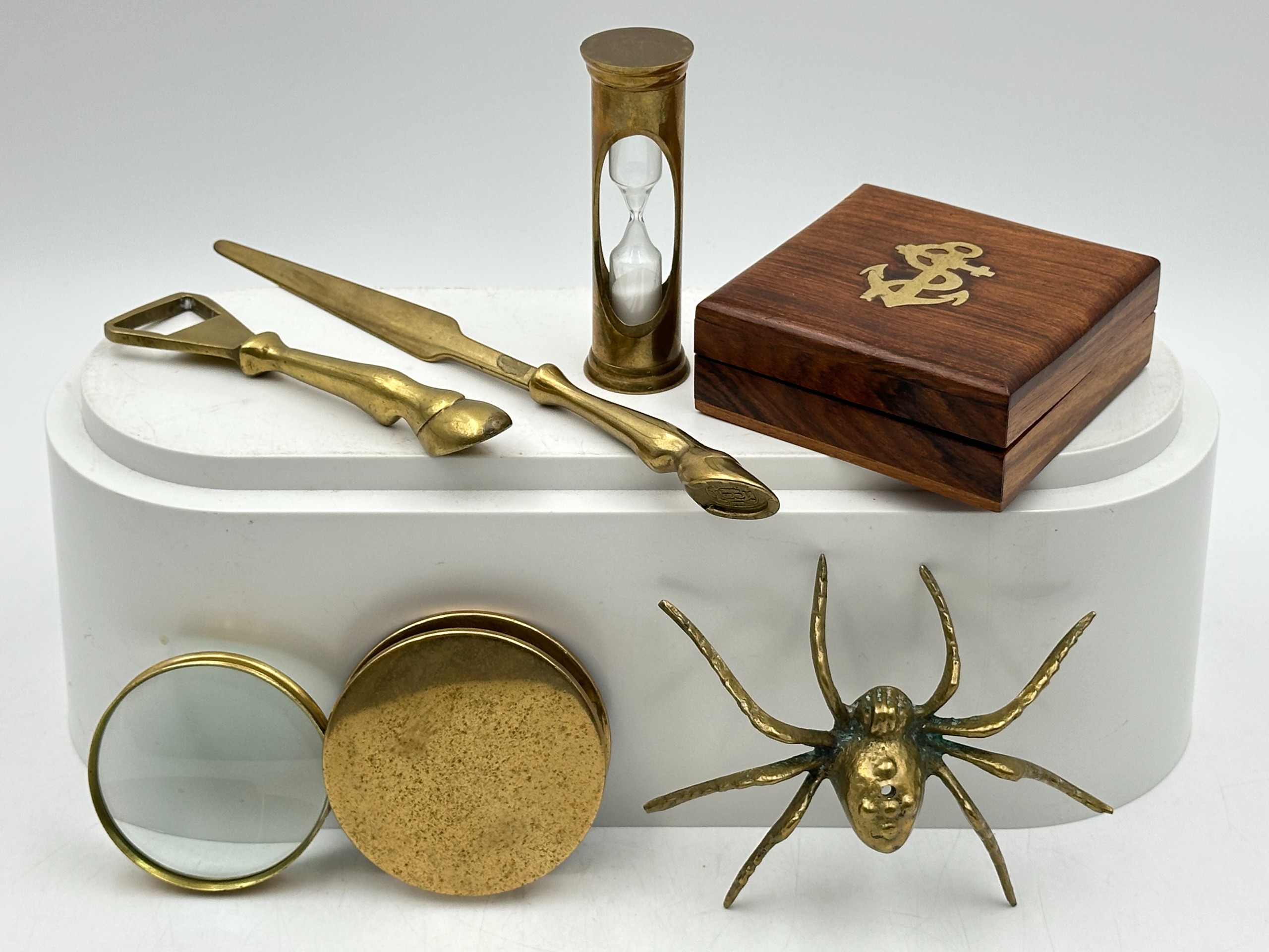 Koriste-esineet messinki