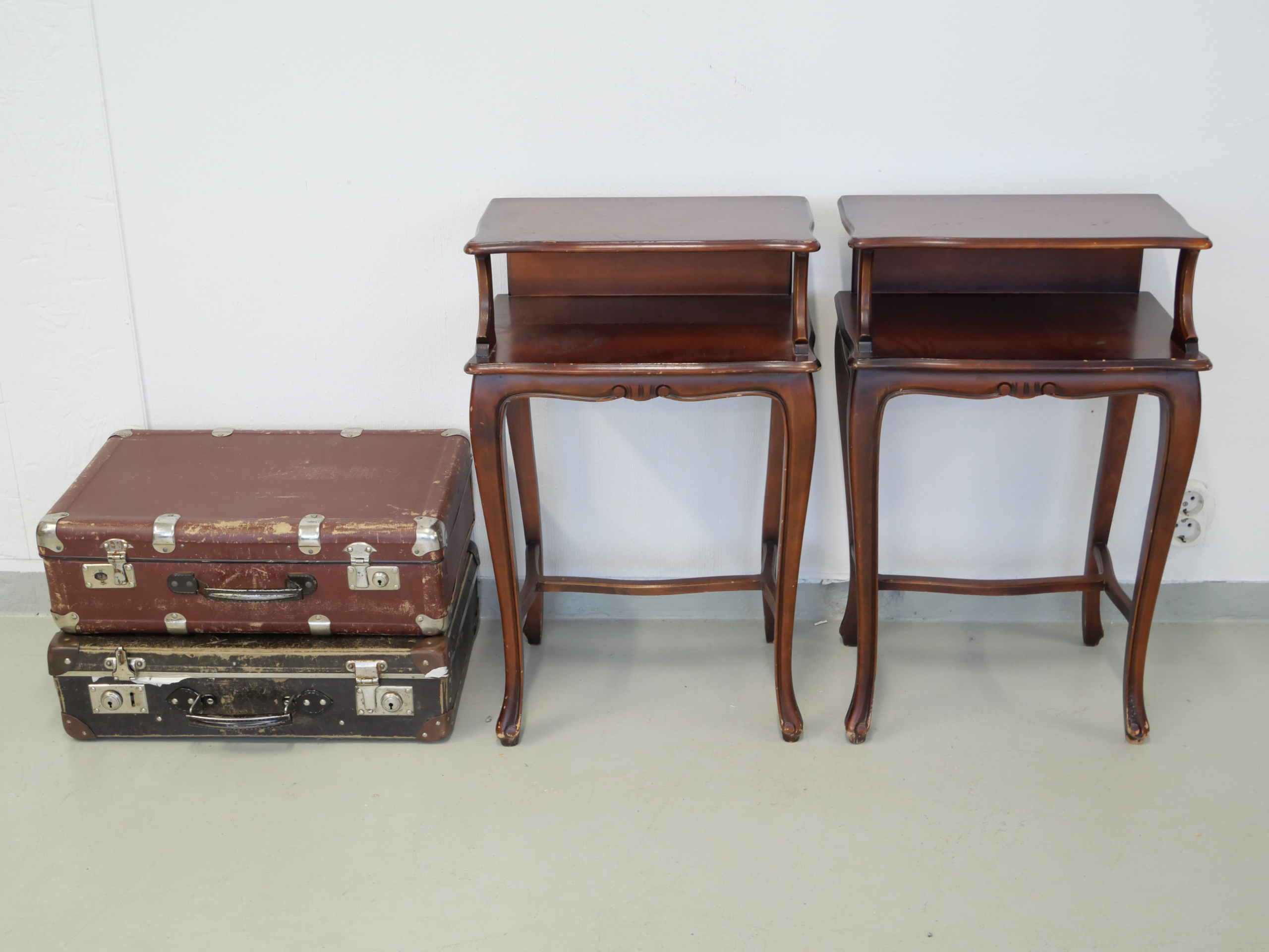 *Sivupöydät ja matkalaukut