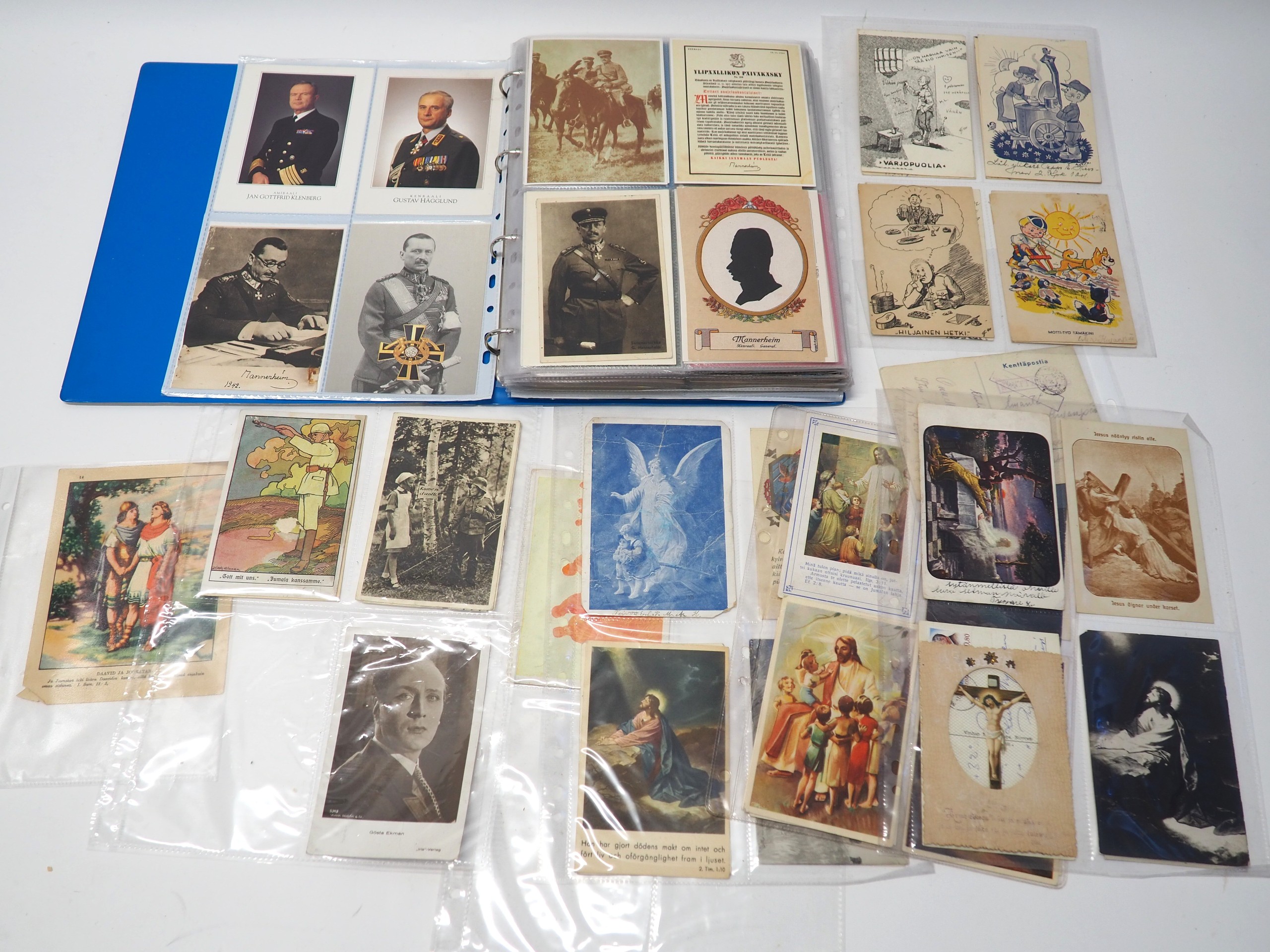 Militaria-aiheiset postikortit ym.