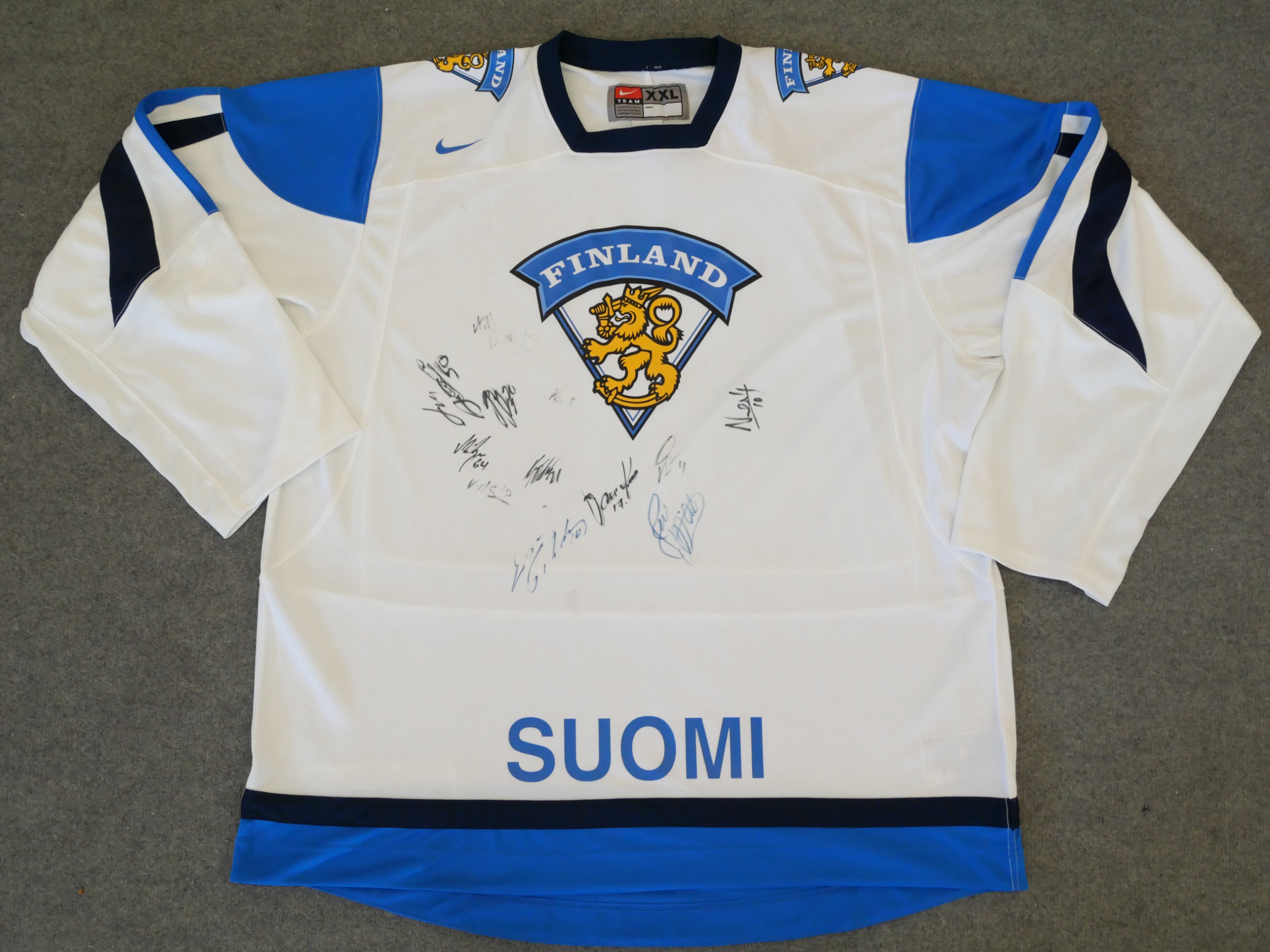 Leijonat paita nimikirjoituksilla