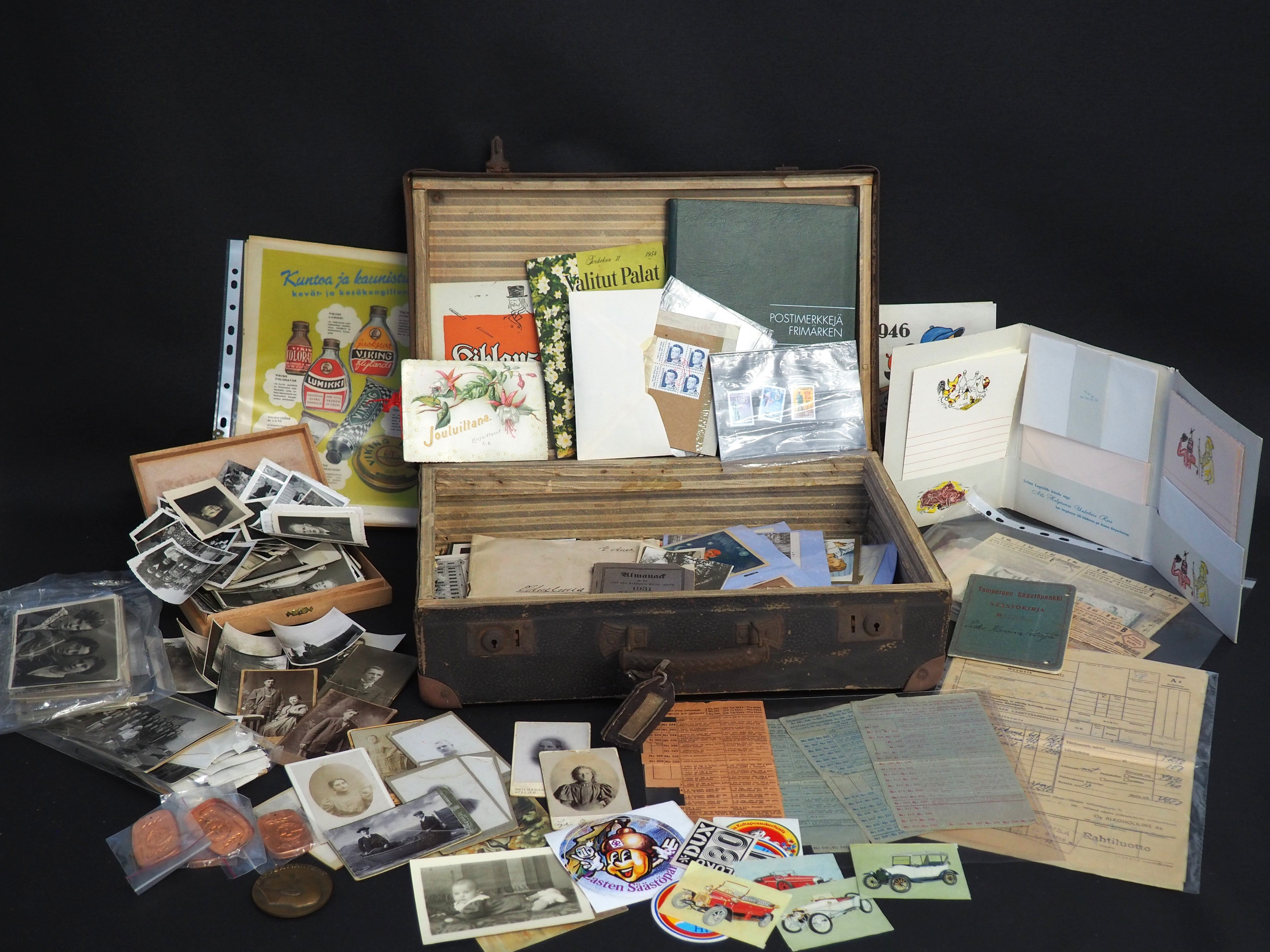 Valokuvat, postikortit ym. salkussa