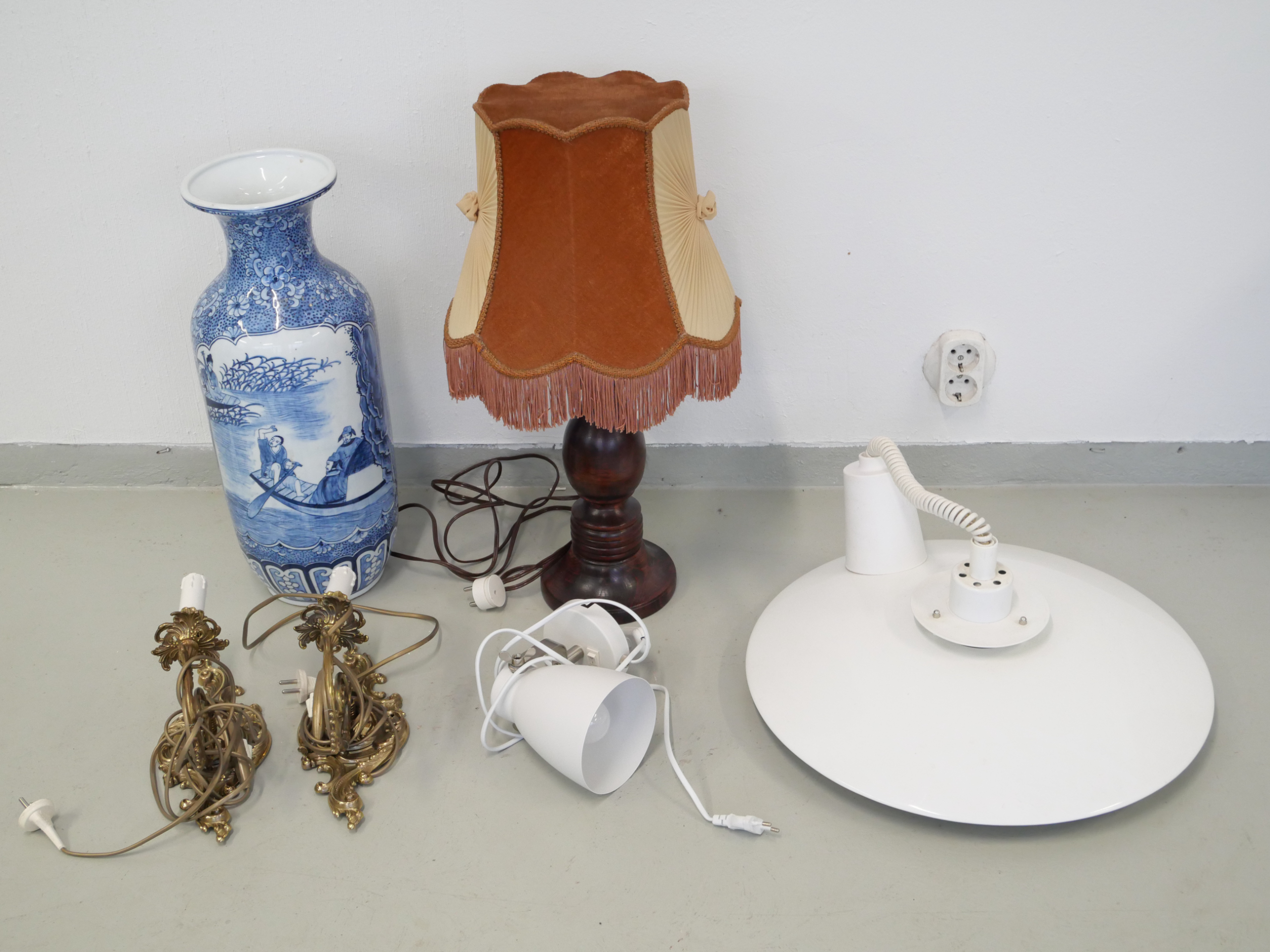 *Valaisimet ja vaasi