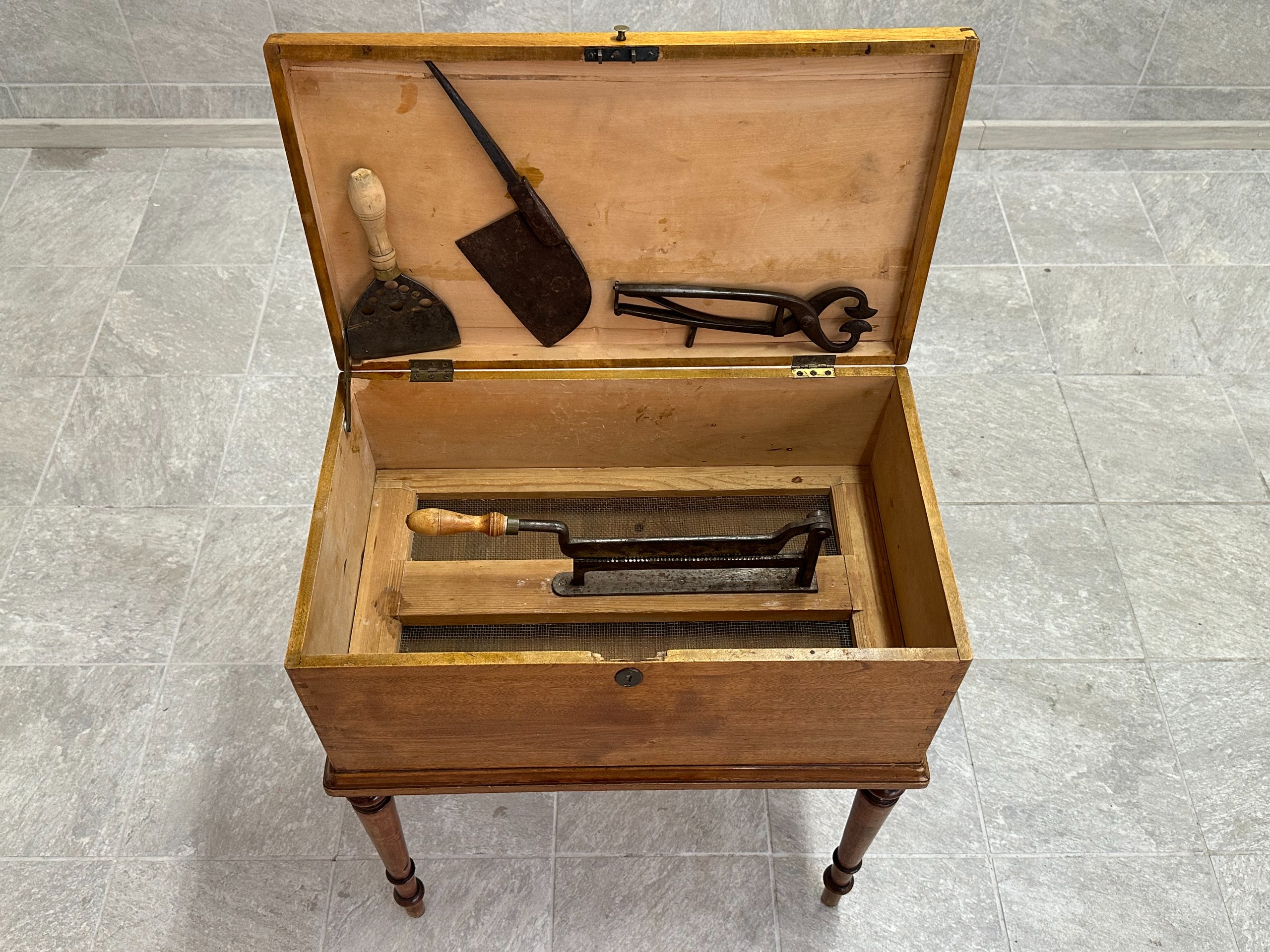 Sokerin leikkauslaatikko/pöytä