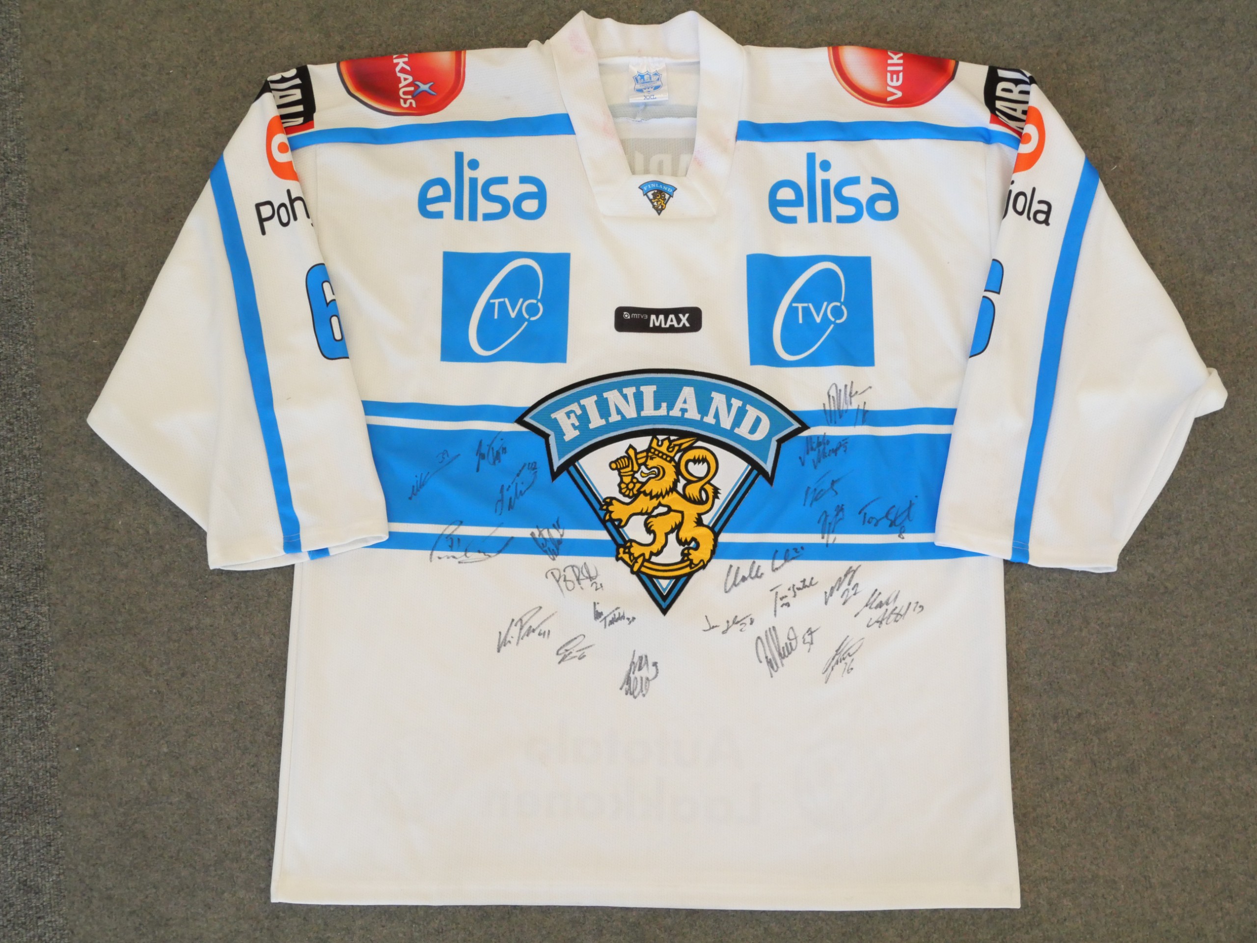 Leijonat paita nimikirjoituksilla