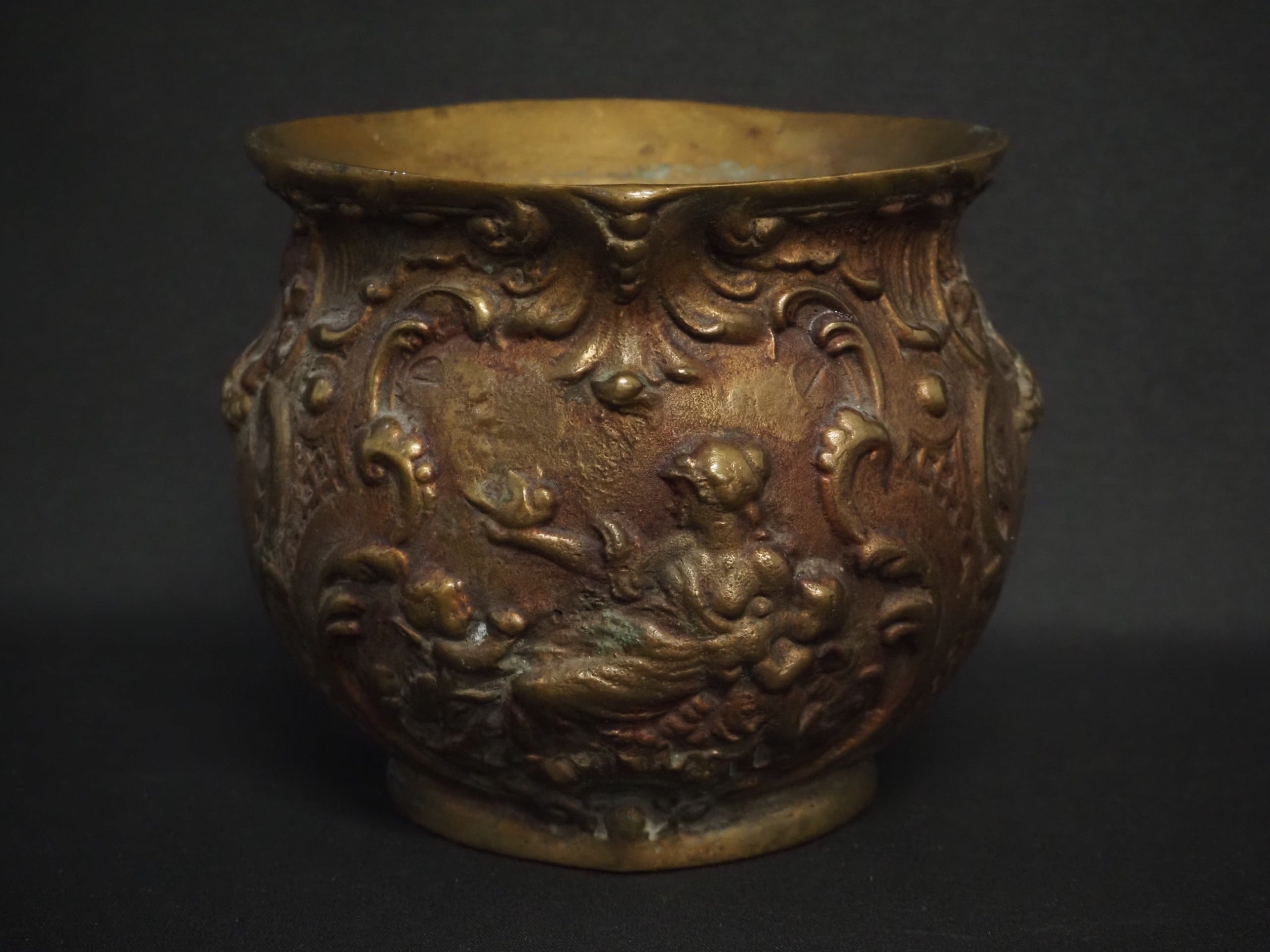 Messinkinen kukkaruukku - Huutokauppa Ekman