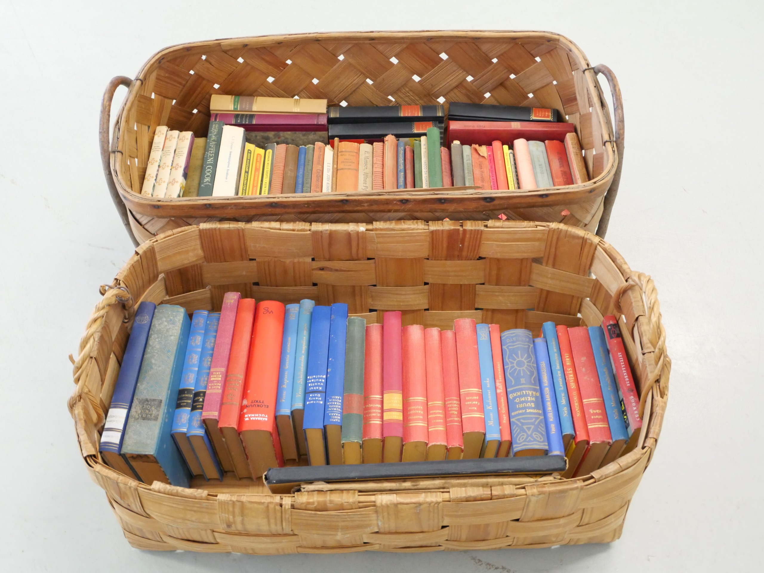 *Kirjat ja korit - Huutokauppa Ekman