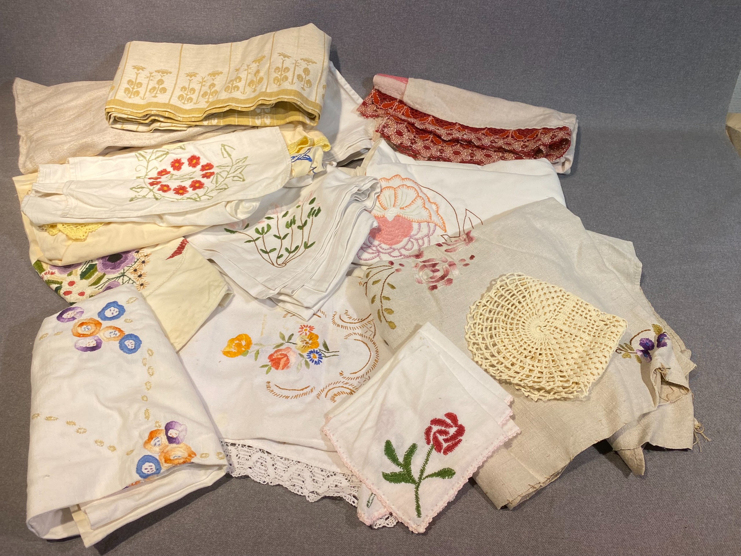 Kirjottuja tekstiilejä - Huutokauppa Ekman