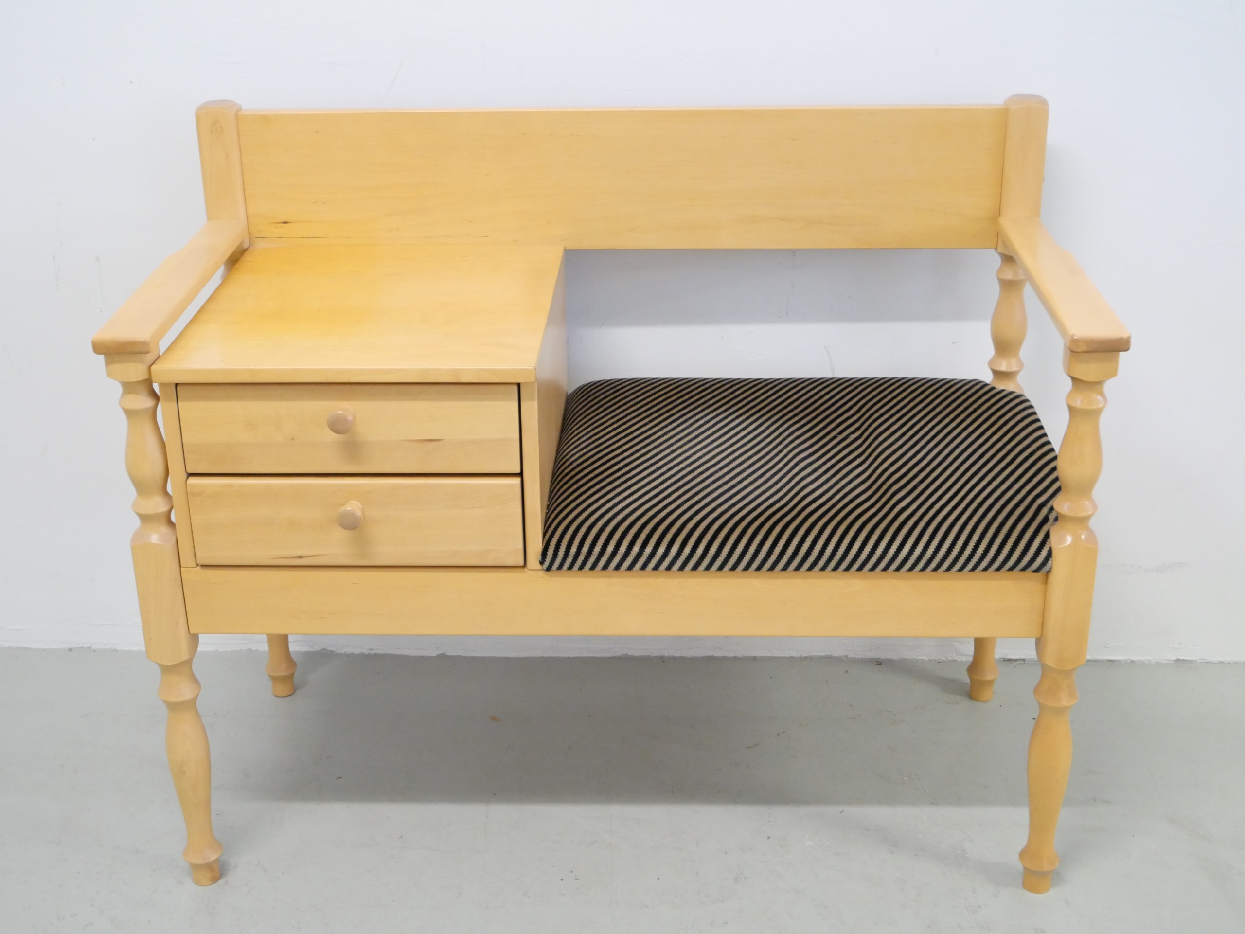 *Puhelinpöytä - Huutokauppa Ekman