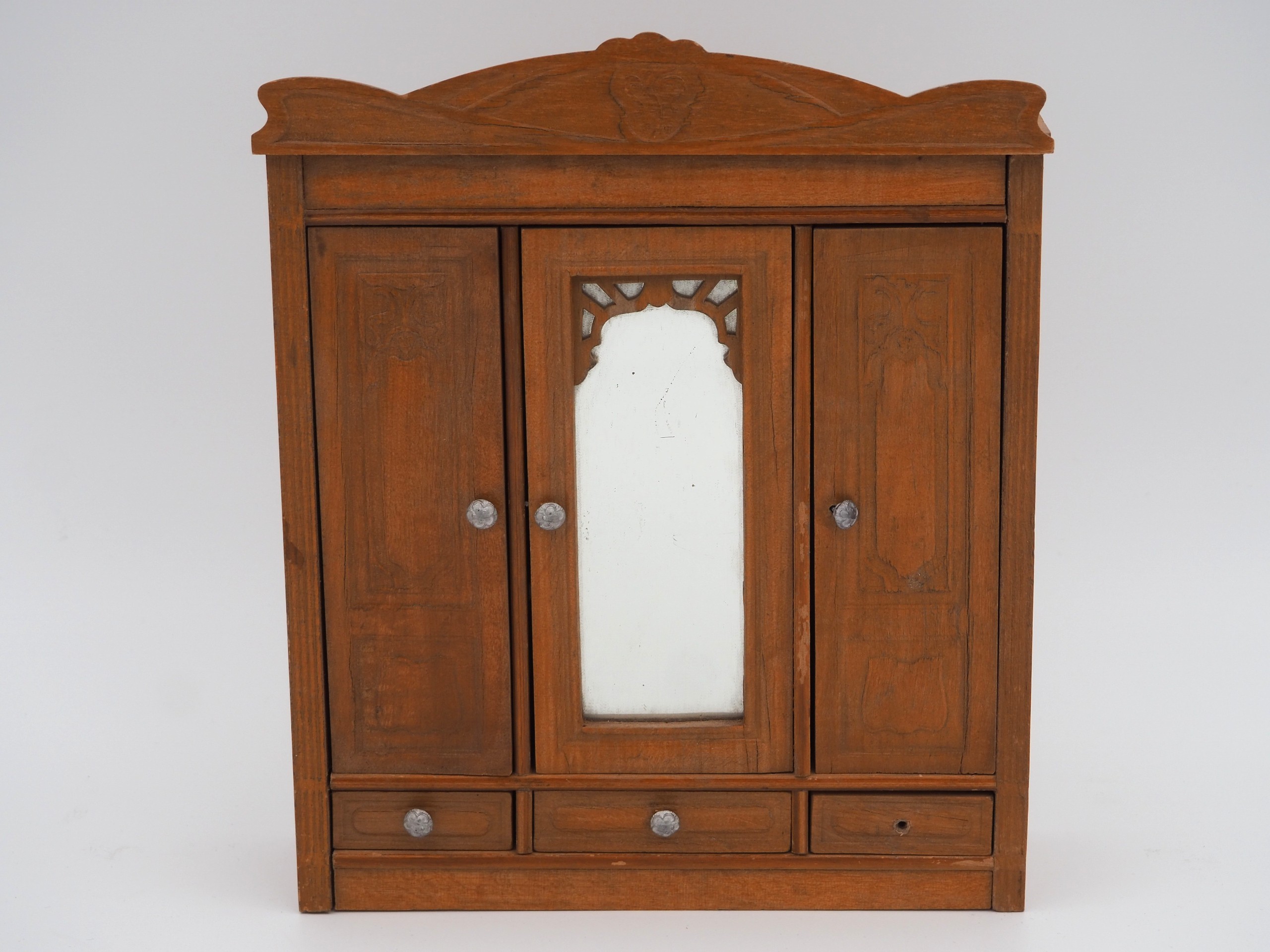 Nukkekodin kaappi - Huutokauppa Ekman