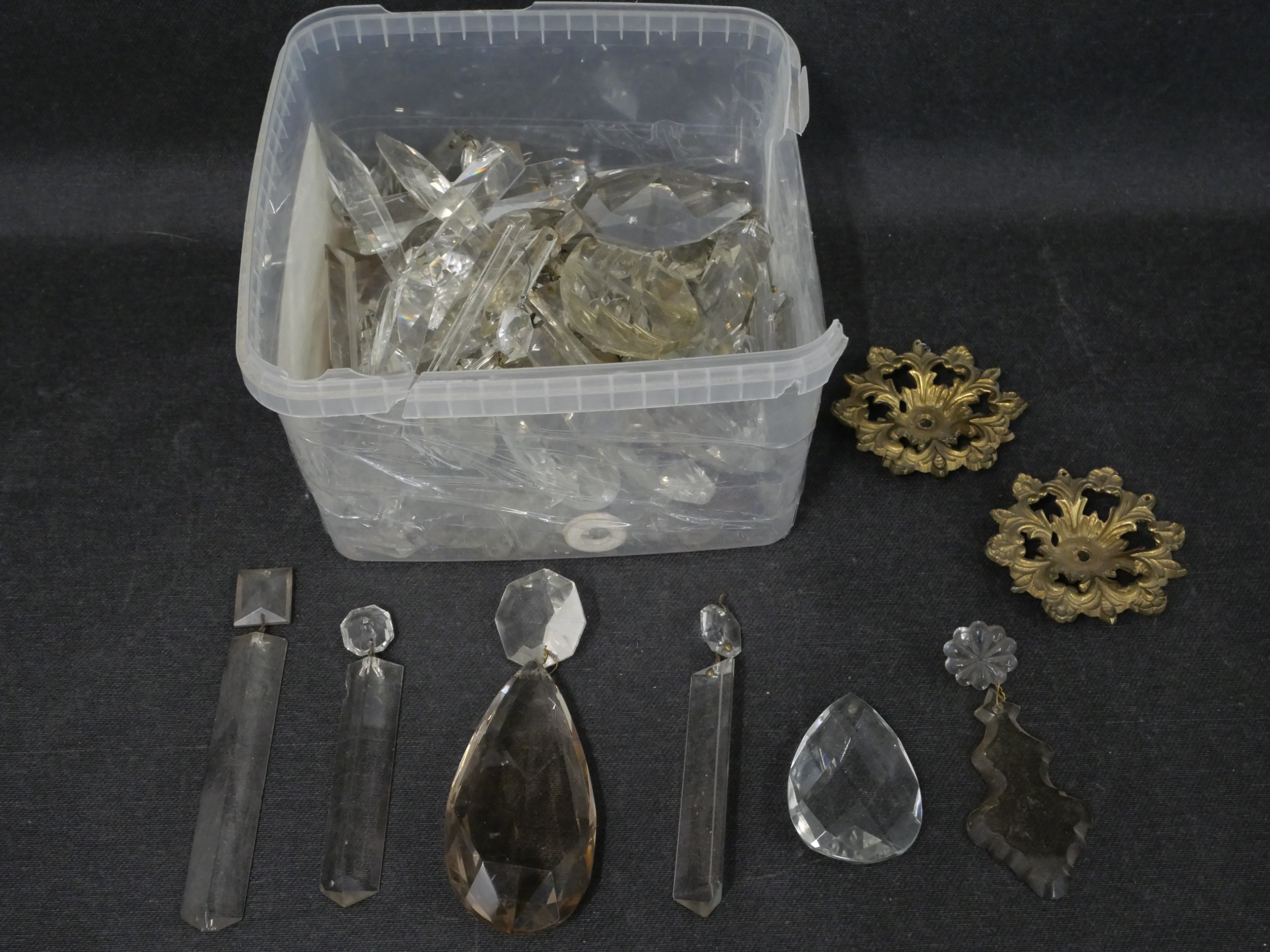 Valaisimien kristallit ym. - Huutokauppa Ekman