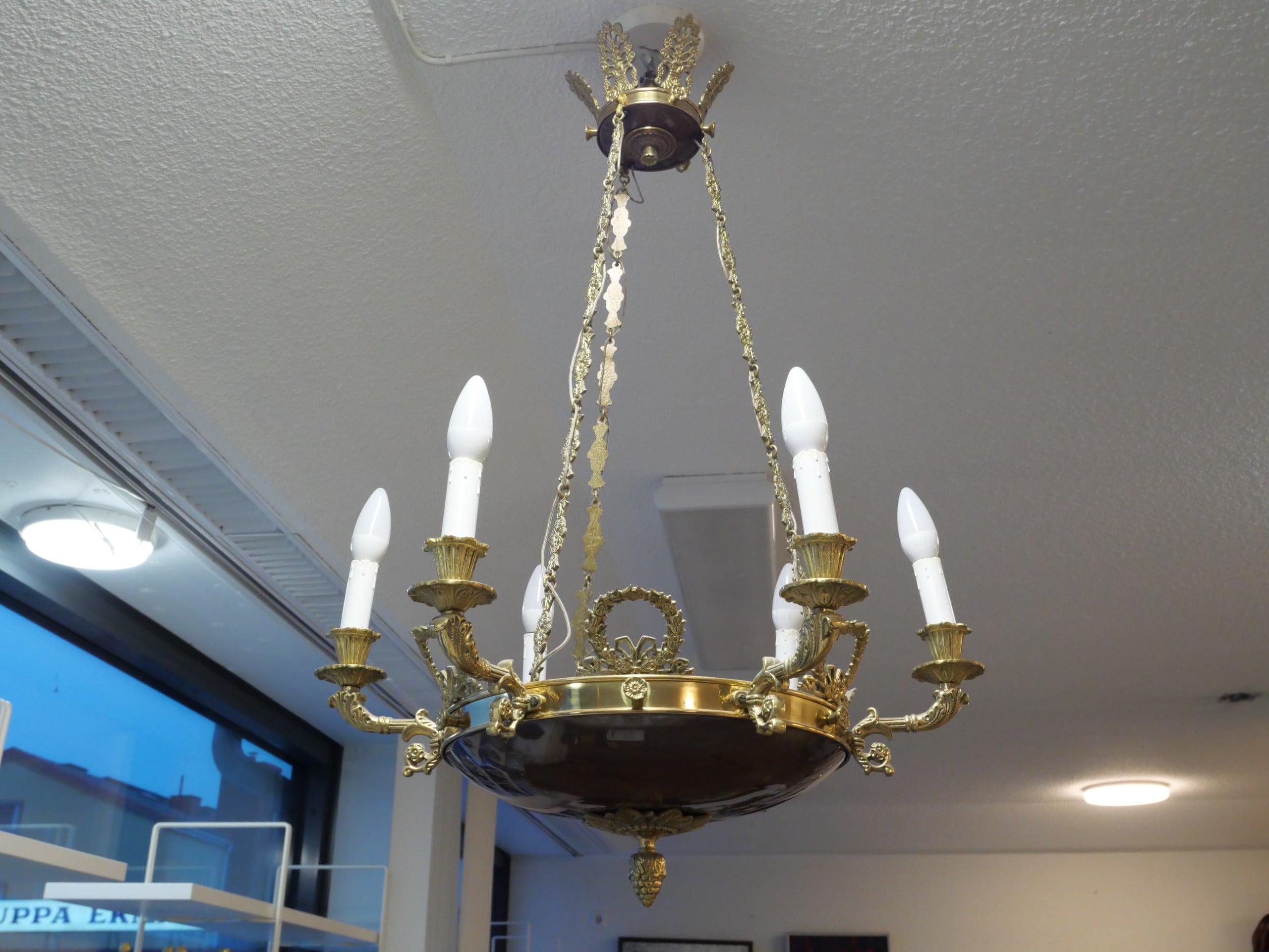 Empire tyylinen kattovalaisin