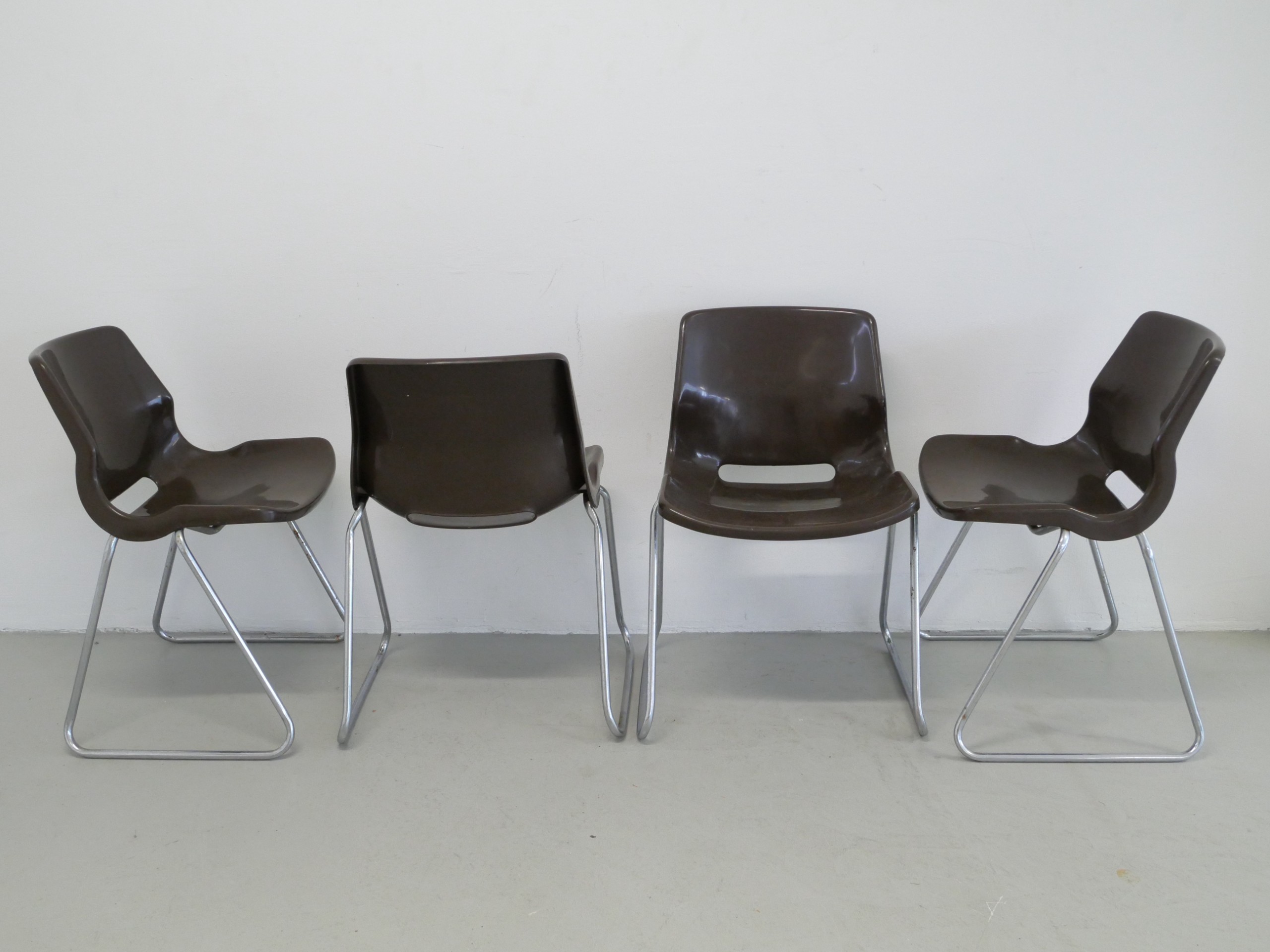 *Neljä tuolia - Huutokauppa Ekman