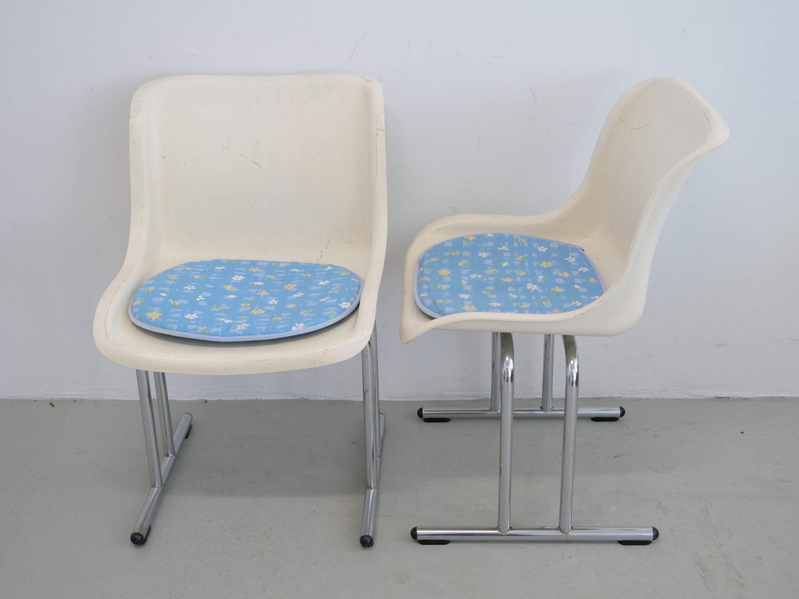 *Kaksi tuolia - Huutokauppa Ekman