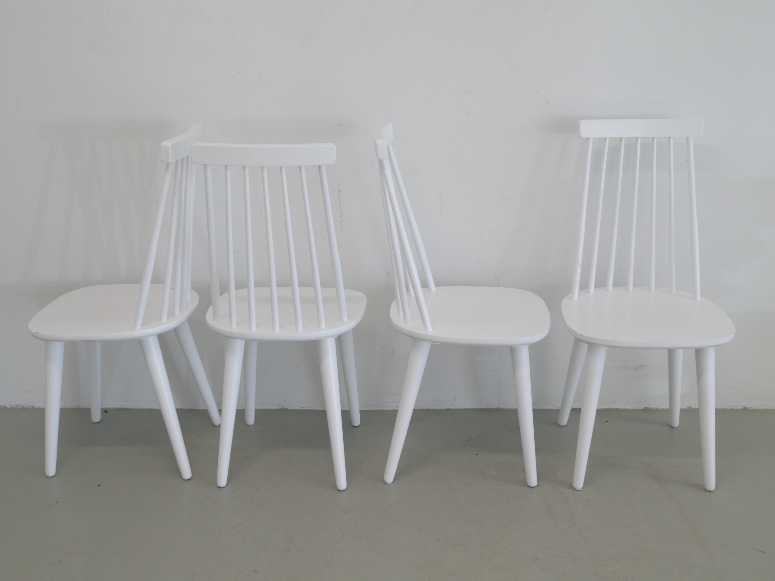 *Neljä tuolia - Huutokauppa Ekman