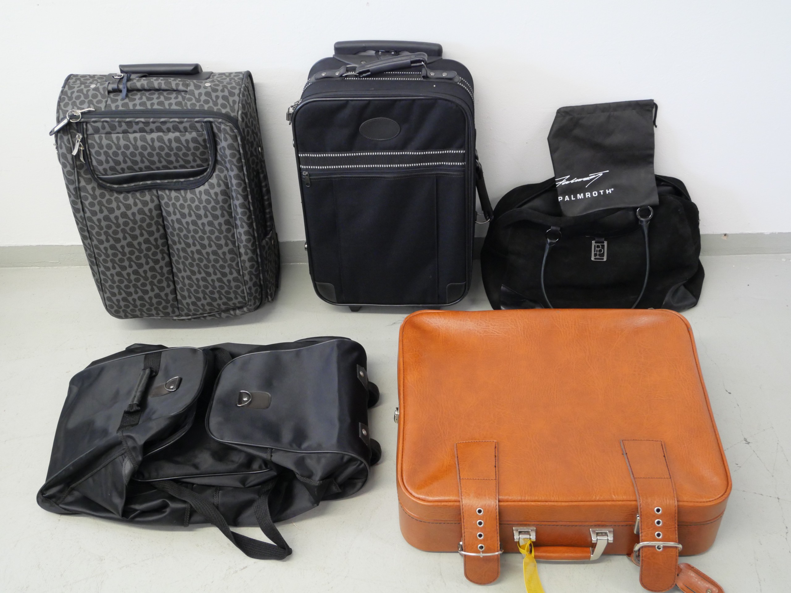 *Matkalaukut ym. - Huutokauppa Ekman