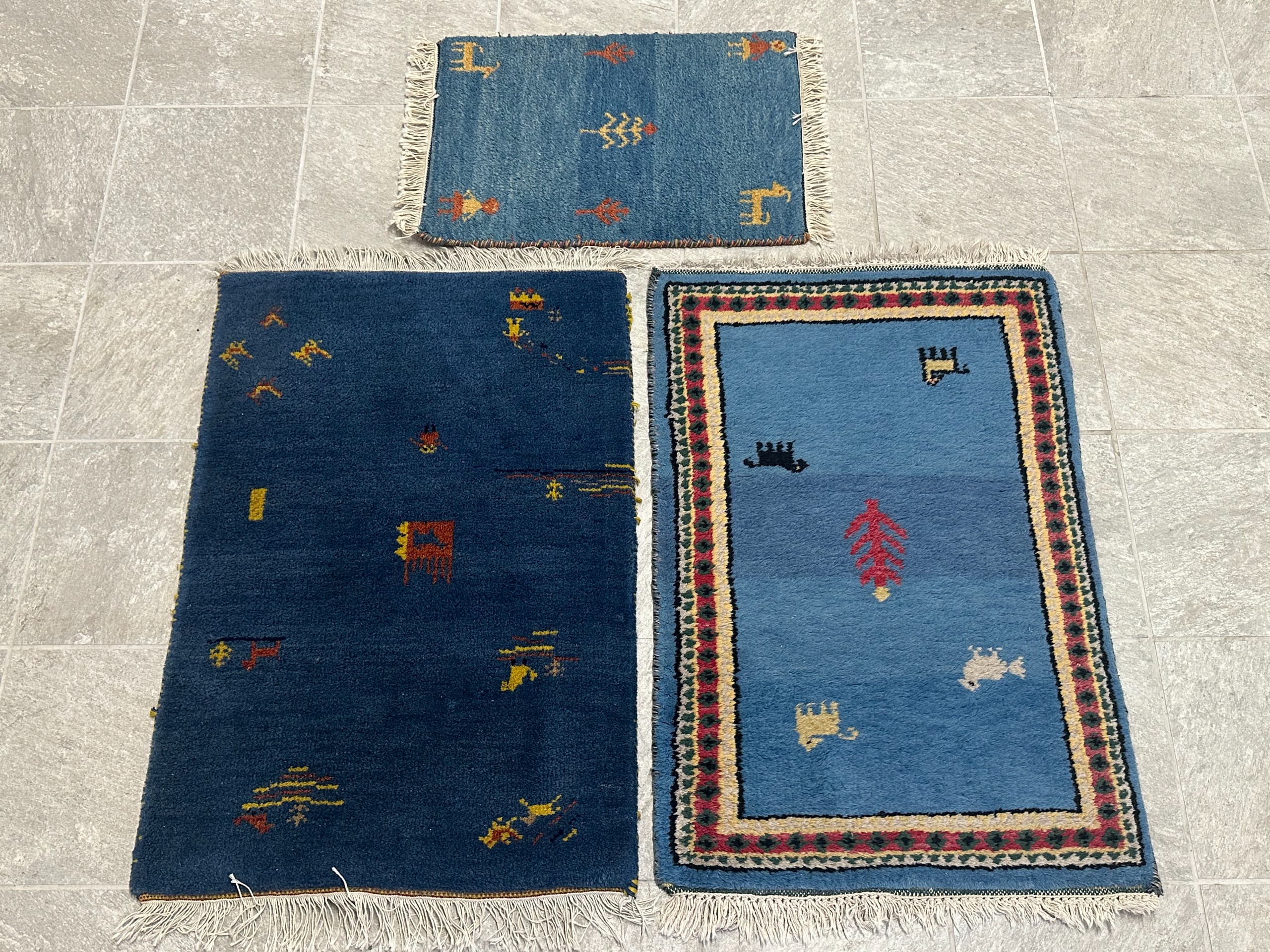 Käsinsolmitut villamatot - Huutokauppa Ekman