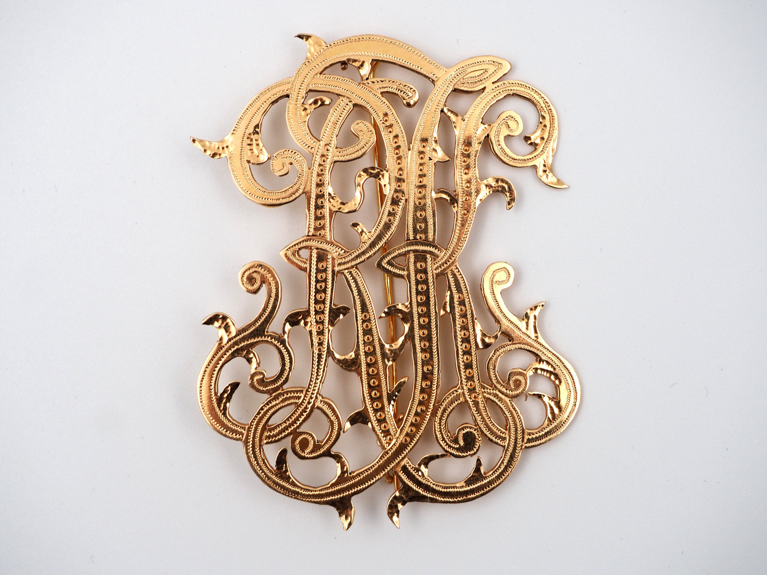 Kultainen rintakoru 14k - Huutokauppa Ekman