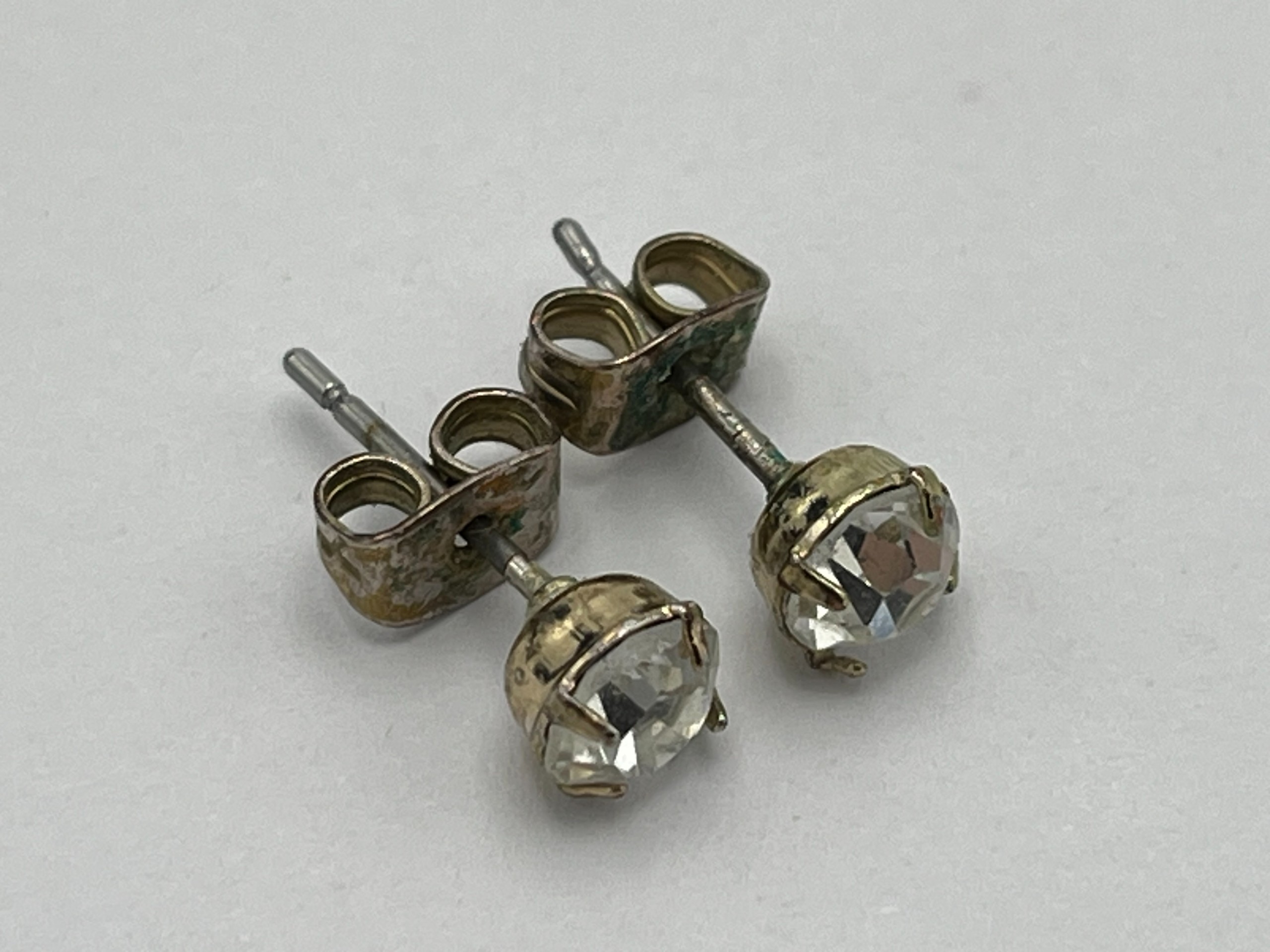 18K valkokulta korvakorut - Huutokauppa Ekman