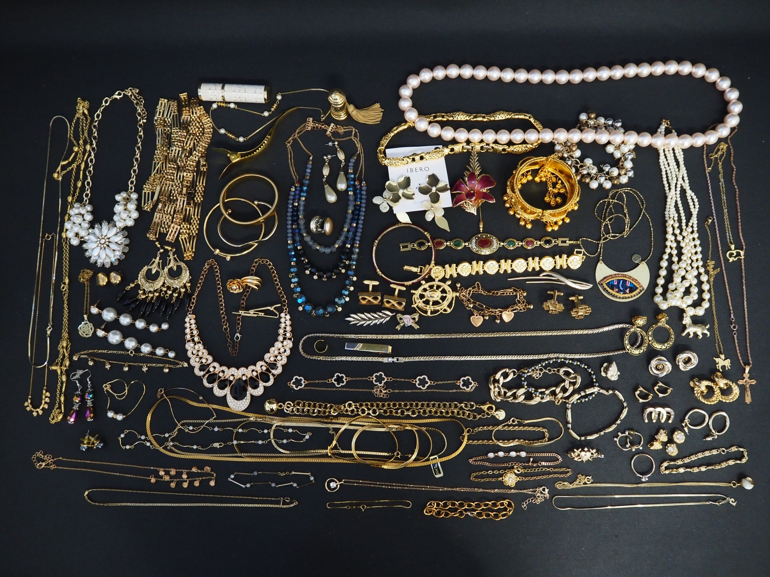 Kullanväriset korut ym. - Huutokauppa Ekman