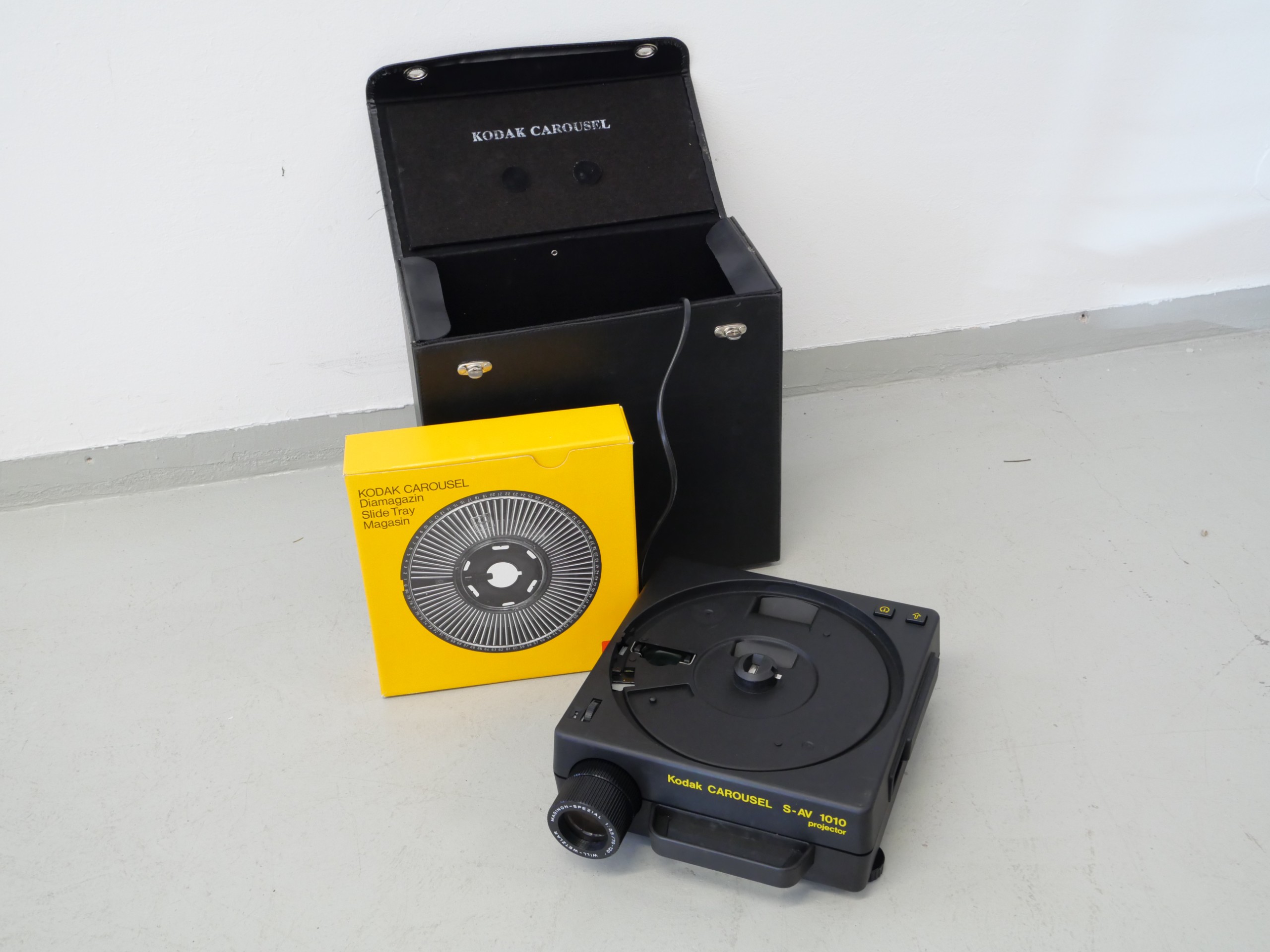 *Diaprojektori - Huutokauppa Ekman