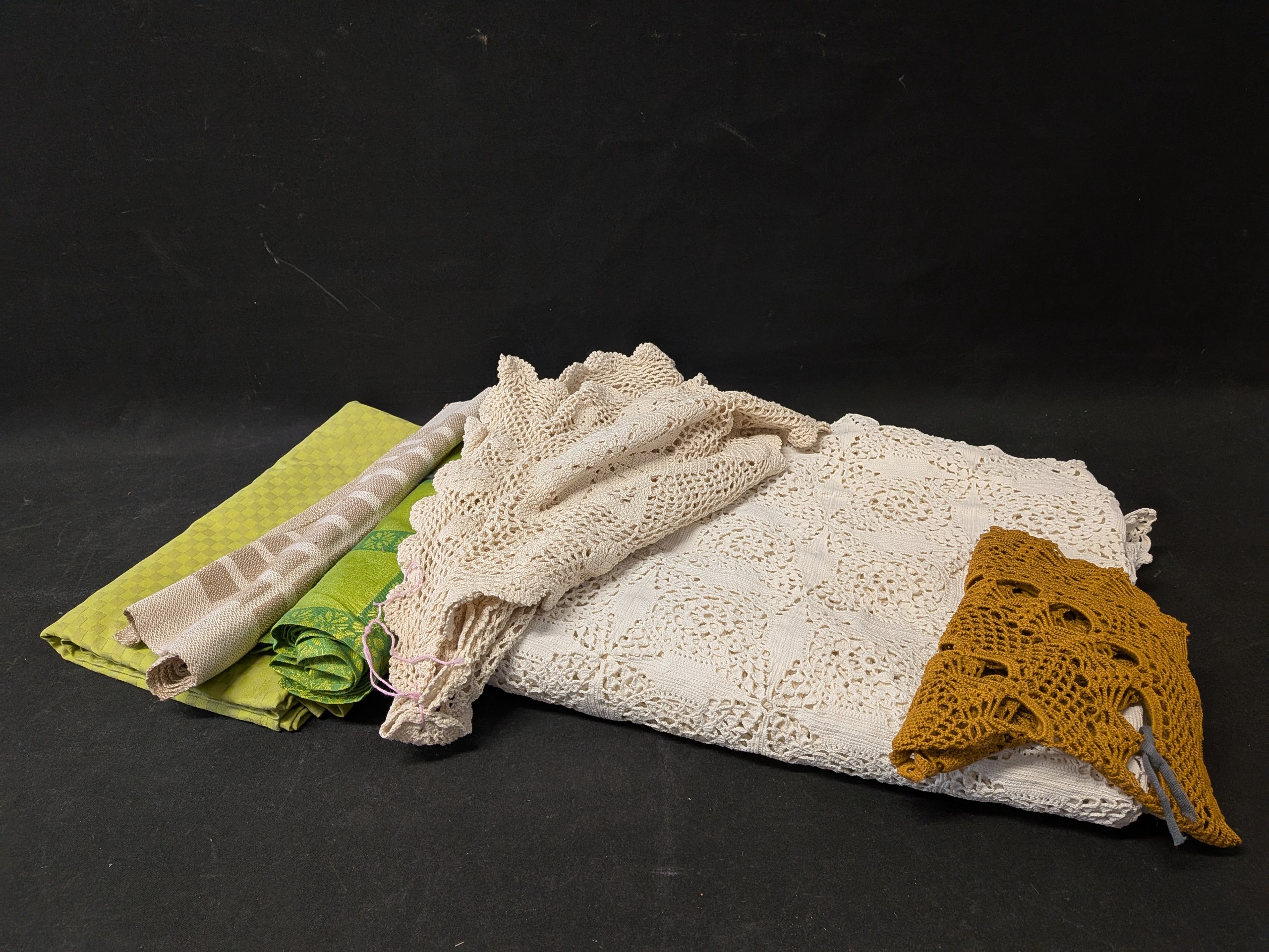 Virkattu päiväpeite ym. - Huutokauppa Ekman