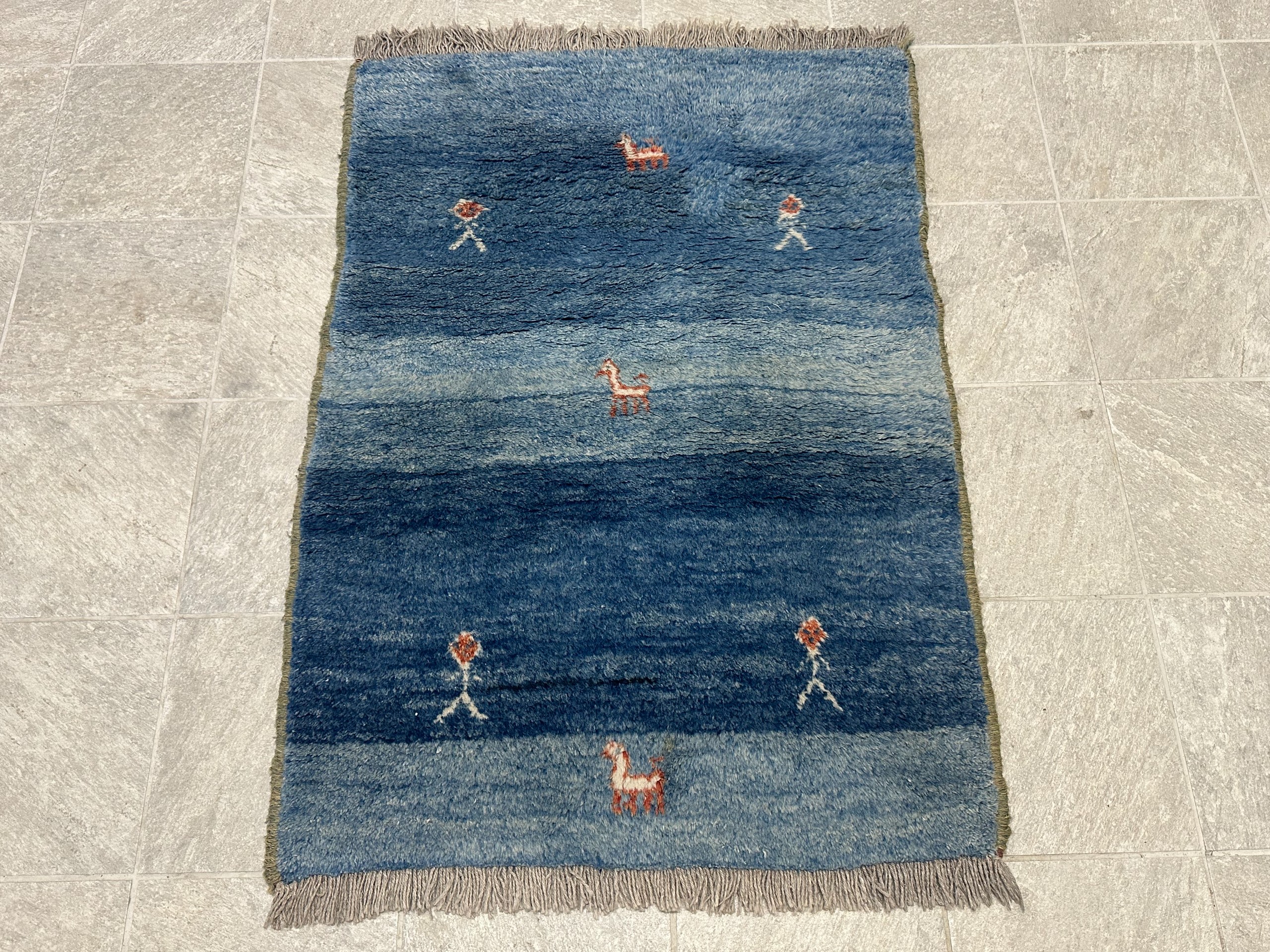 Käsinsolmittu villamatto - Huutokauppa Ekman