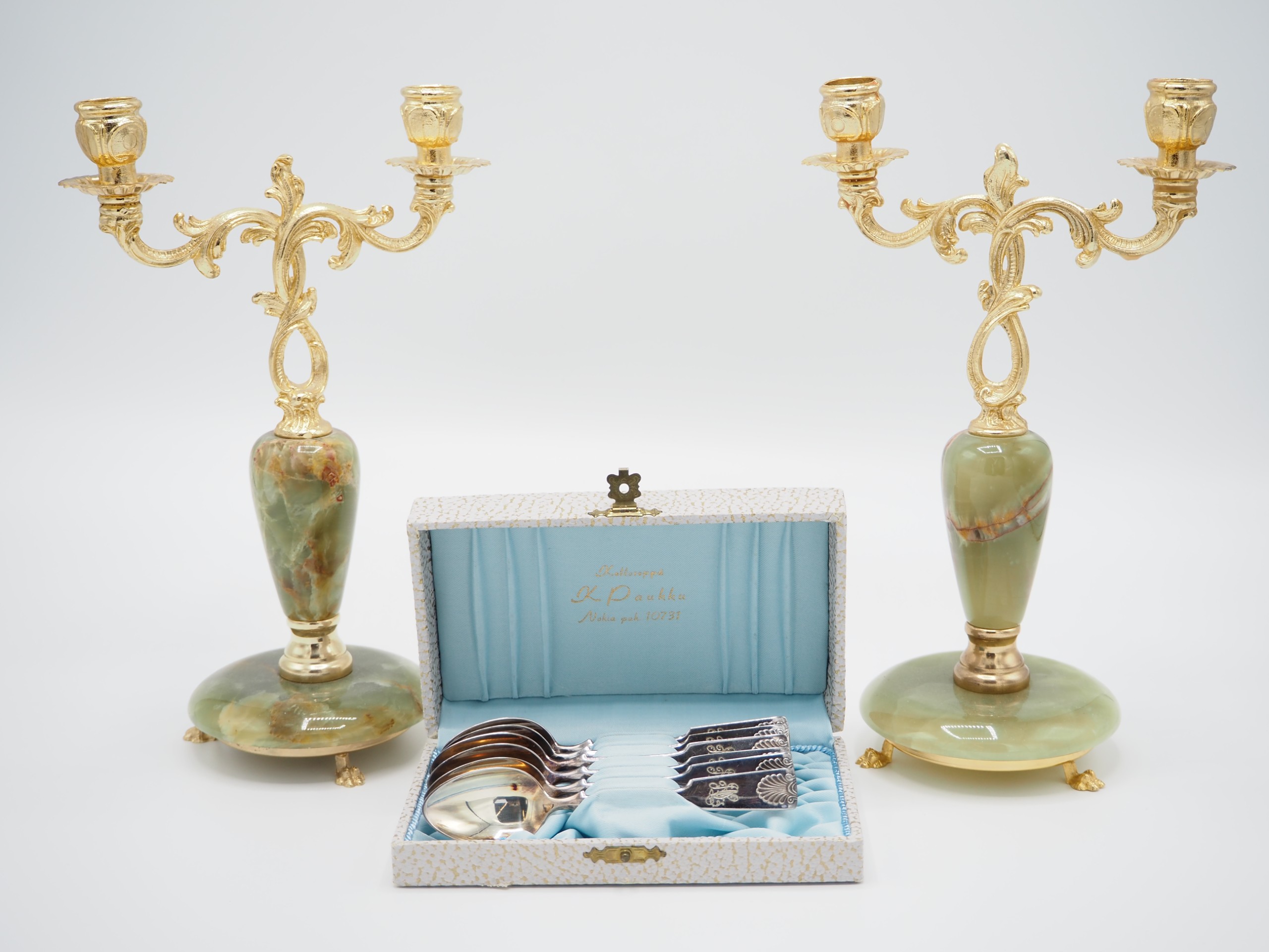 Kynttilänjalat ja kahvilusikat