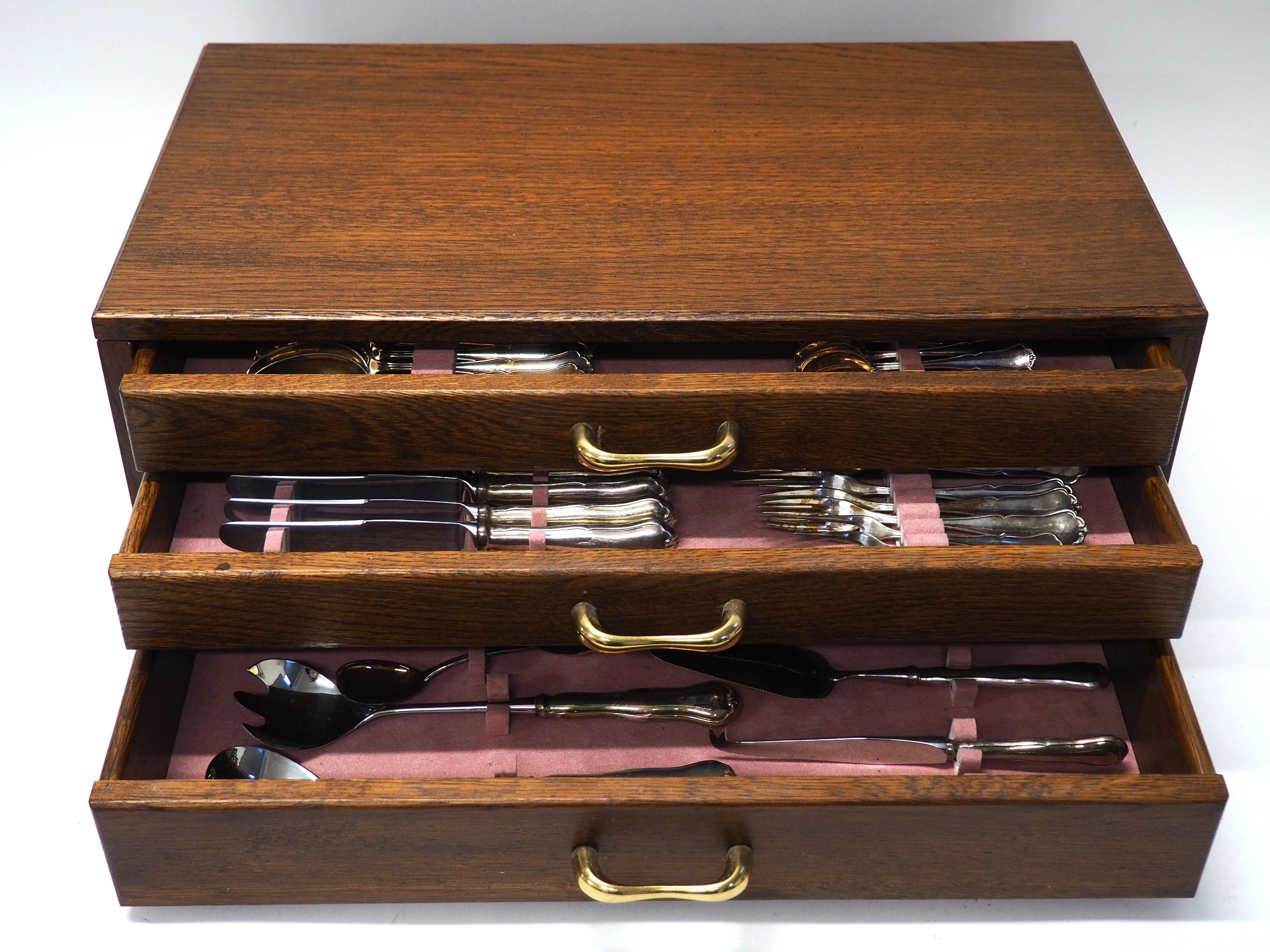 Chippendale hopea-aterimet tammilaatikossa - Huutokauppa Ekman