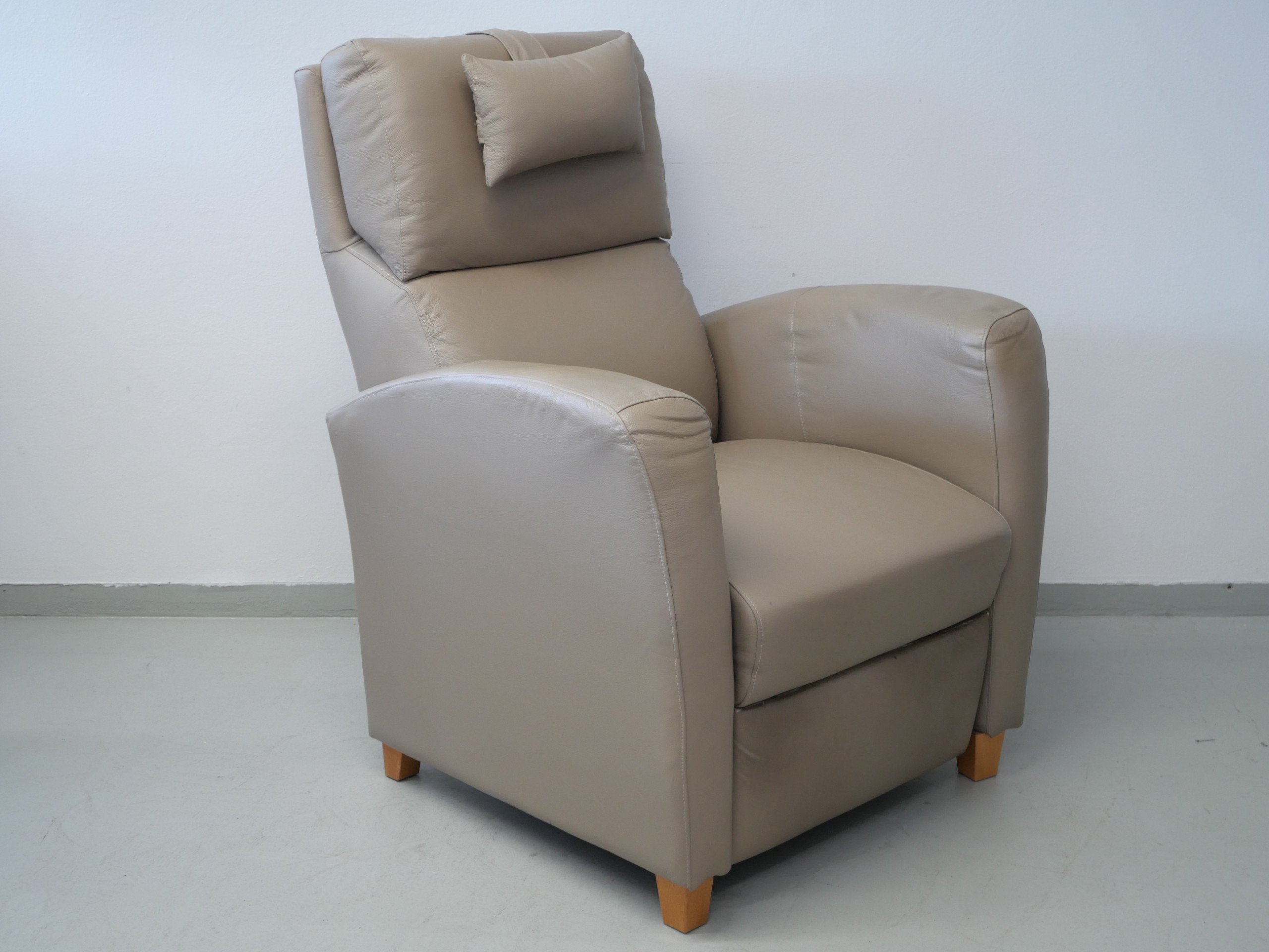 *Nojatuoli mekanismilla - Huutokauppa Ekman