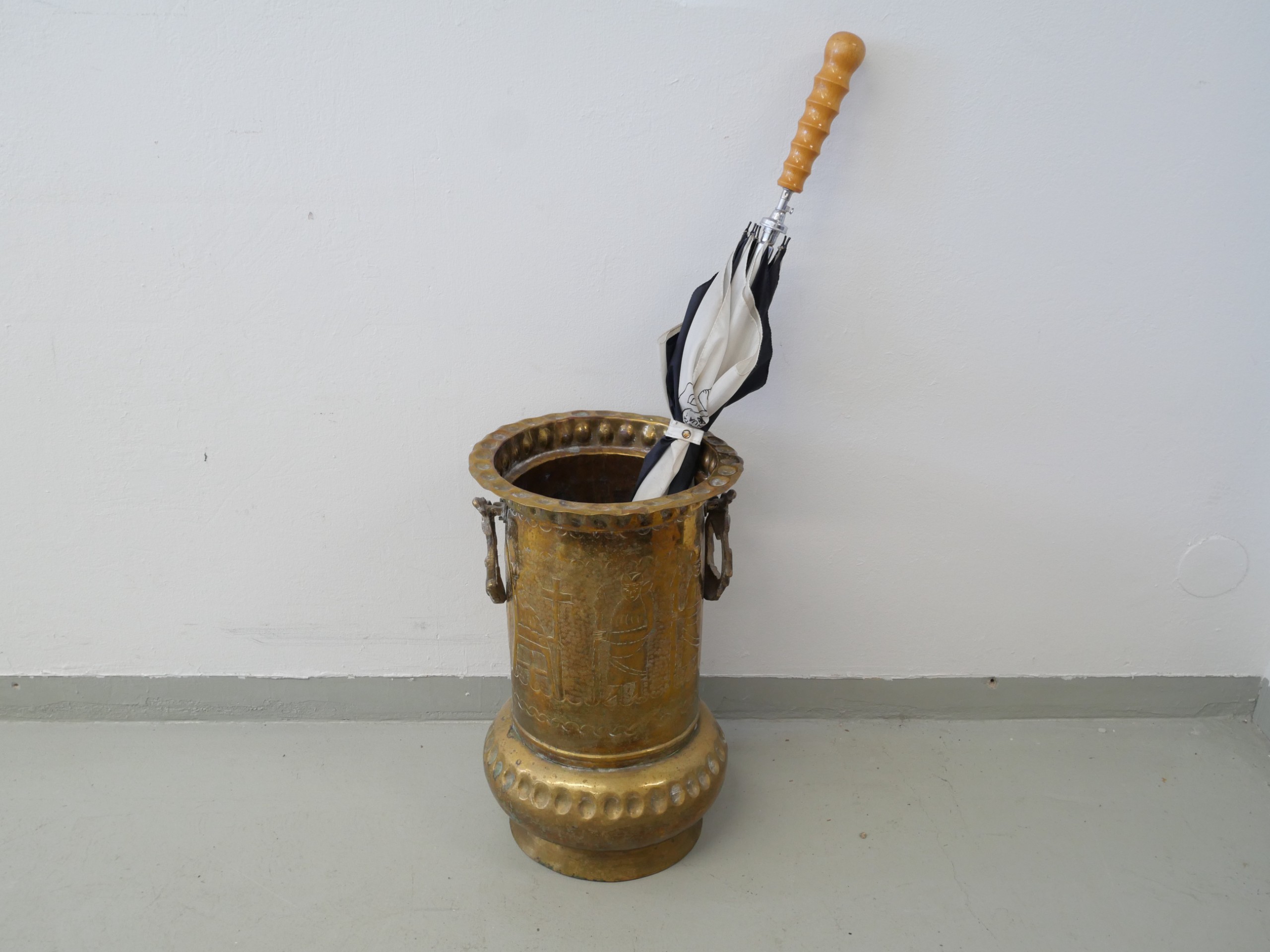 *Sateenvarjoteline - Huutokauppa Ekman