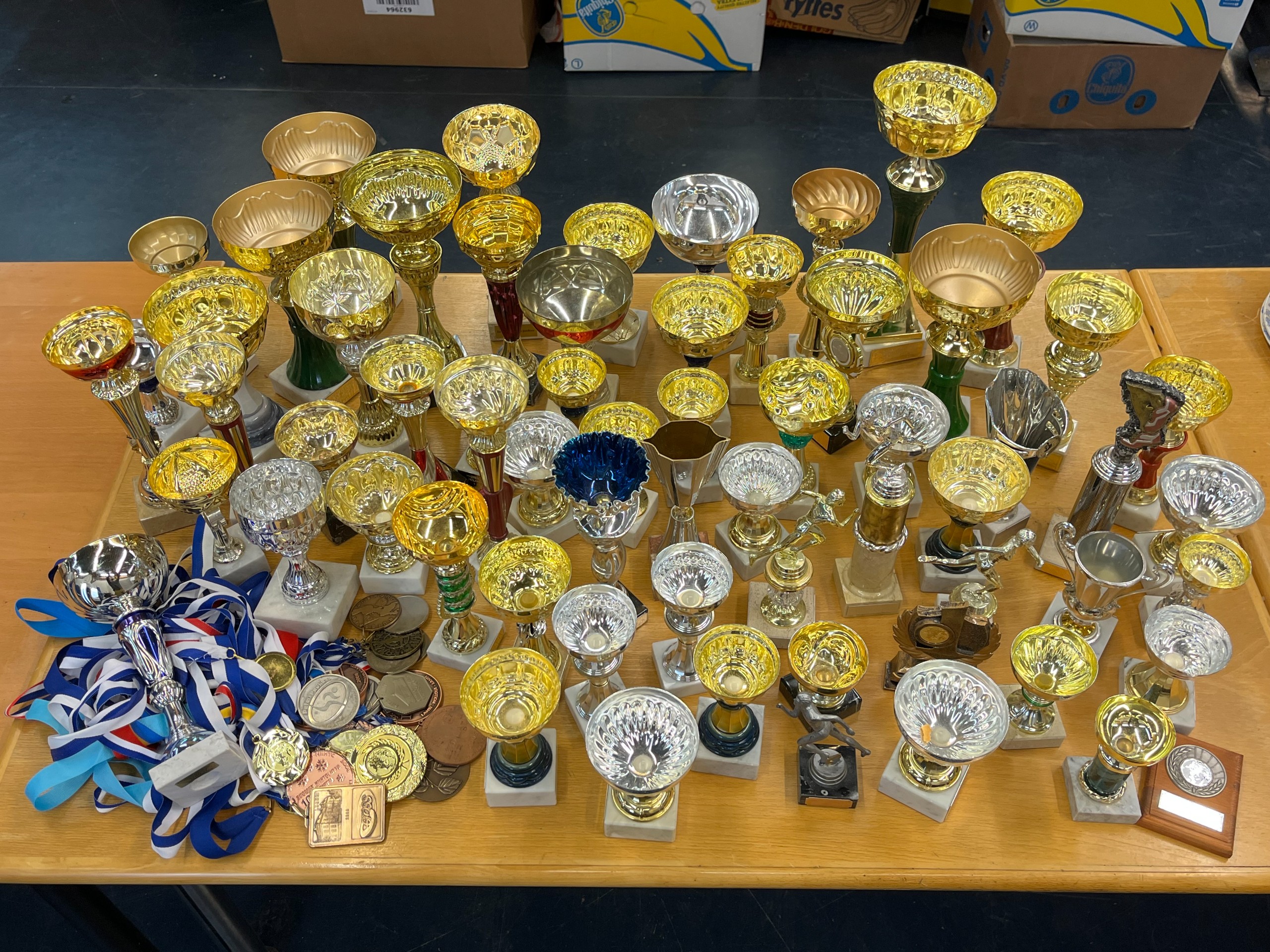 Pokaalit, mitalit - Huutokauppa Ekman