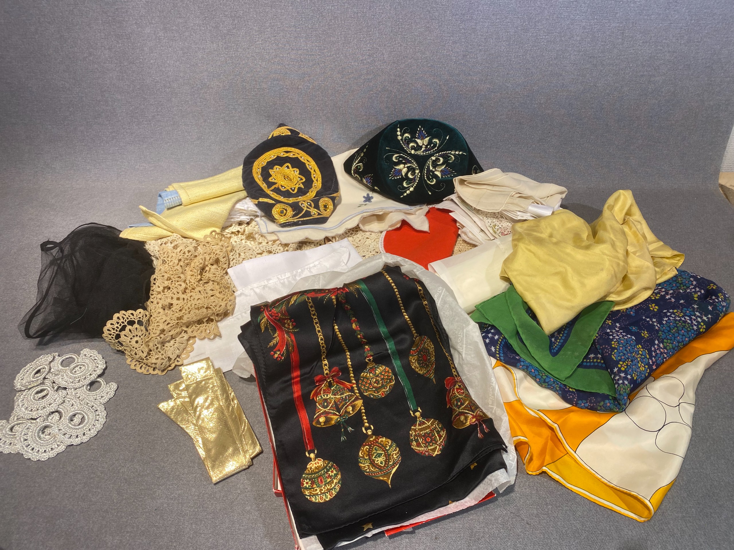 Huivit ja liinat ym. - Huutokauppa Ekman