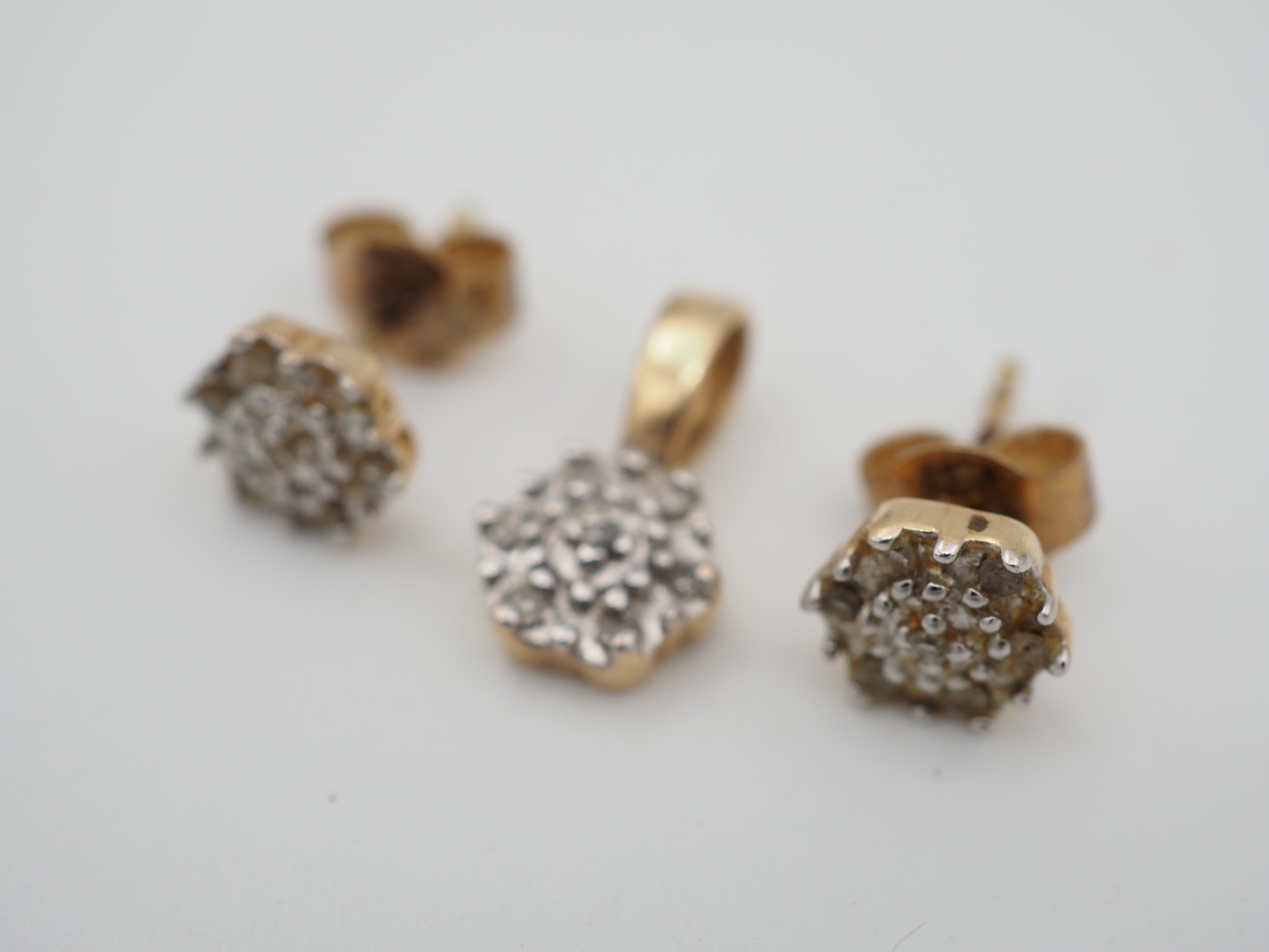 Kultaiset korvakorut ja riipus 14k - Huutokauppa Ekman