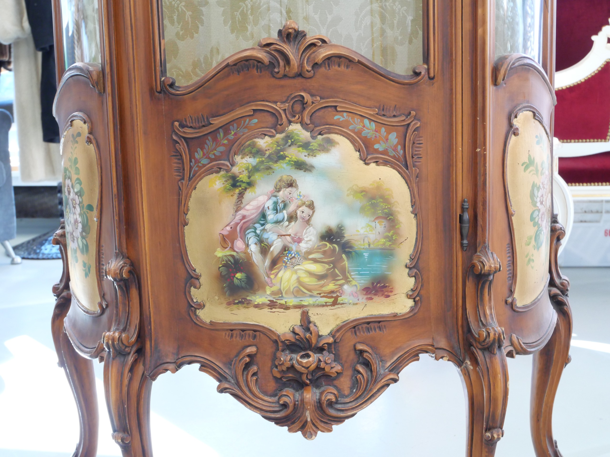 *Vitriinikaappi - Huutokauppa Ekman