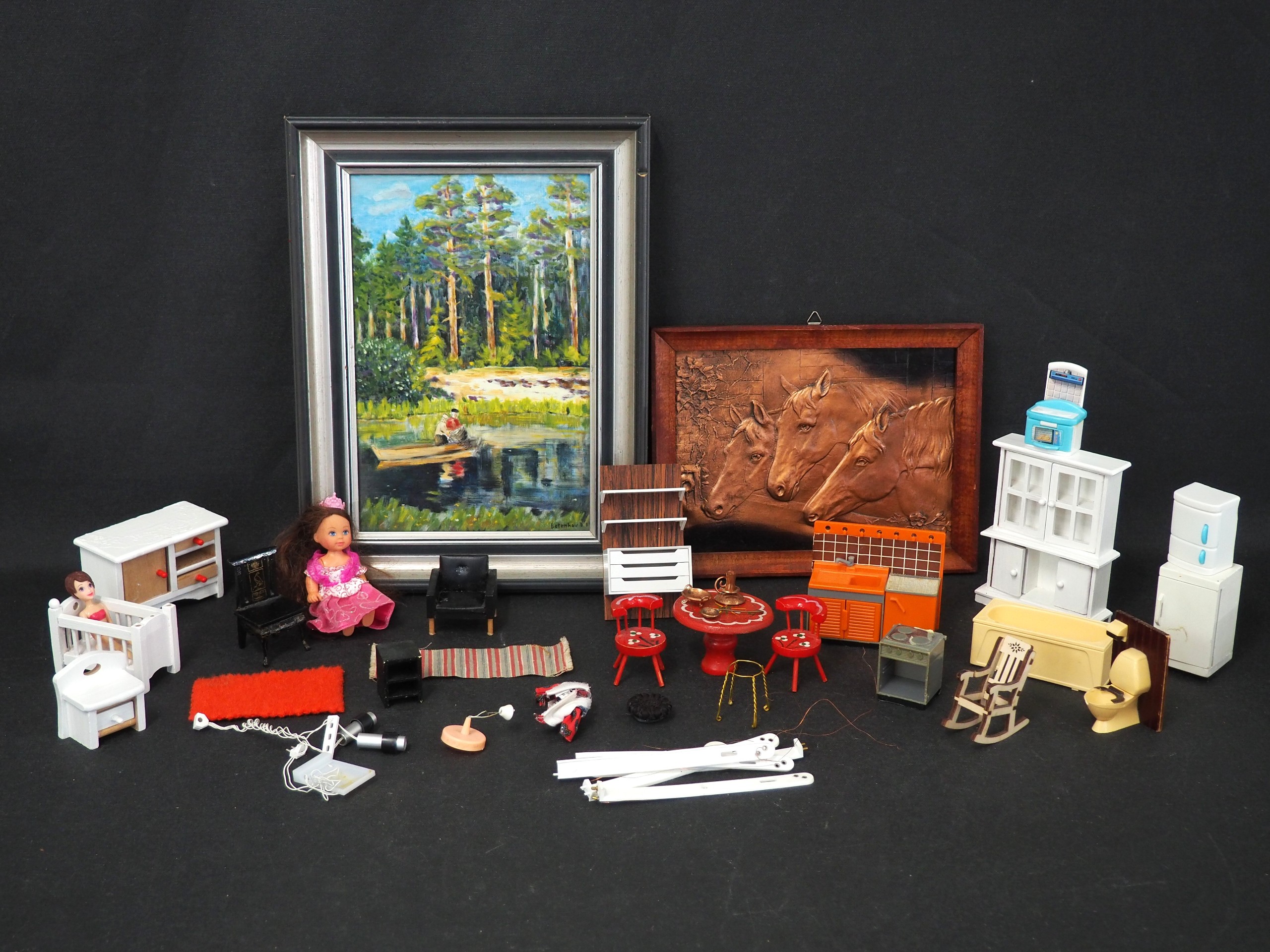 Taulu, nukkekodin kalusteet ym. - Huutokauppa Ekman