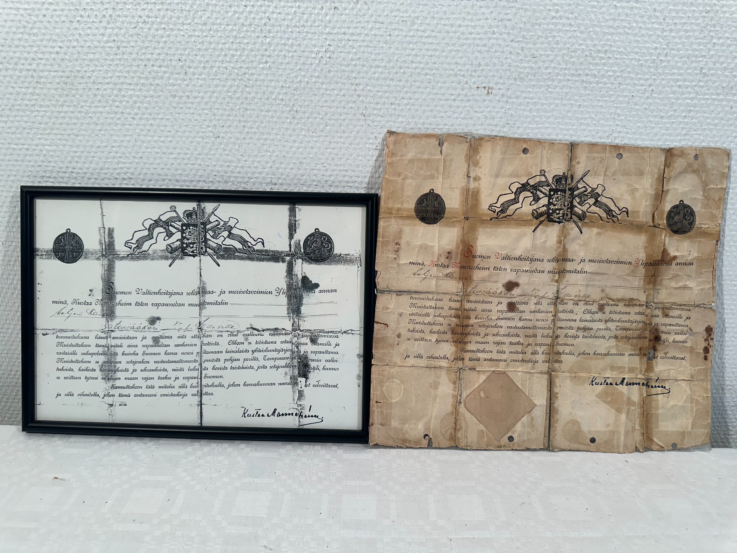 Muistomitalin luovutusdokumentti ym.