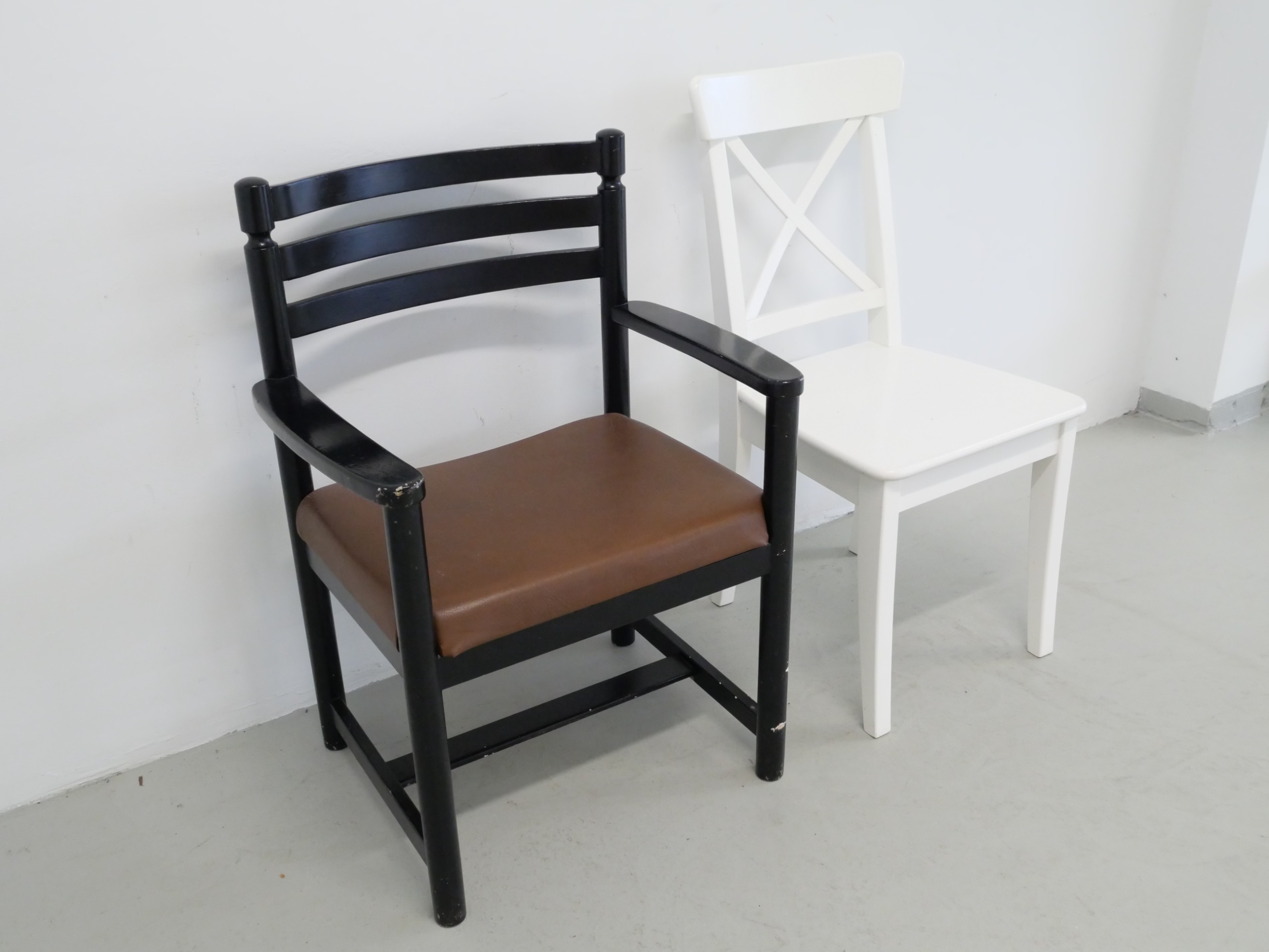 *Kaksi tuolia - Huutokauppa Ekman