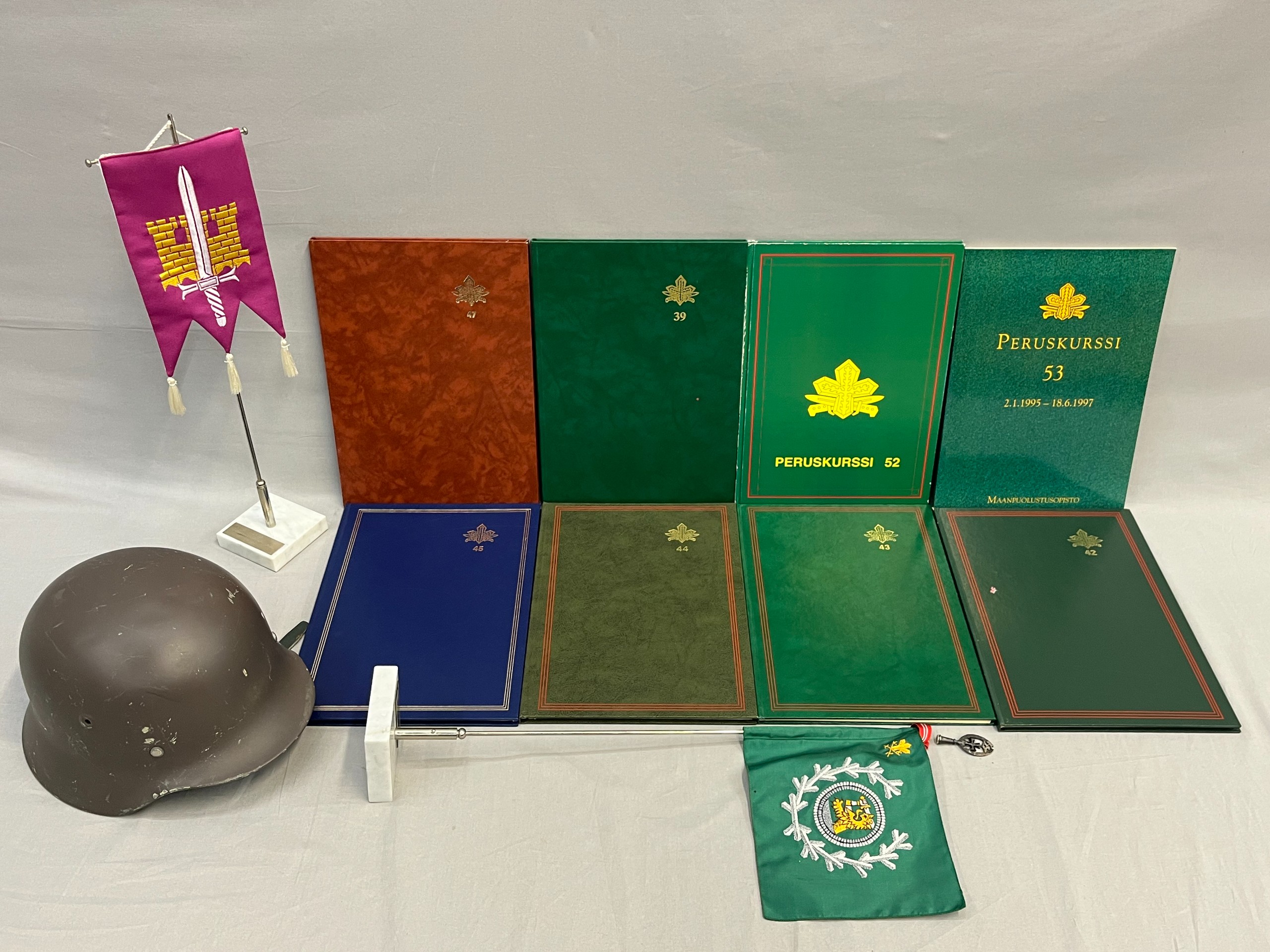 Kypärä, kurssikirjat ym - Huutokauppa Ekman