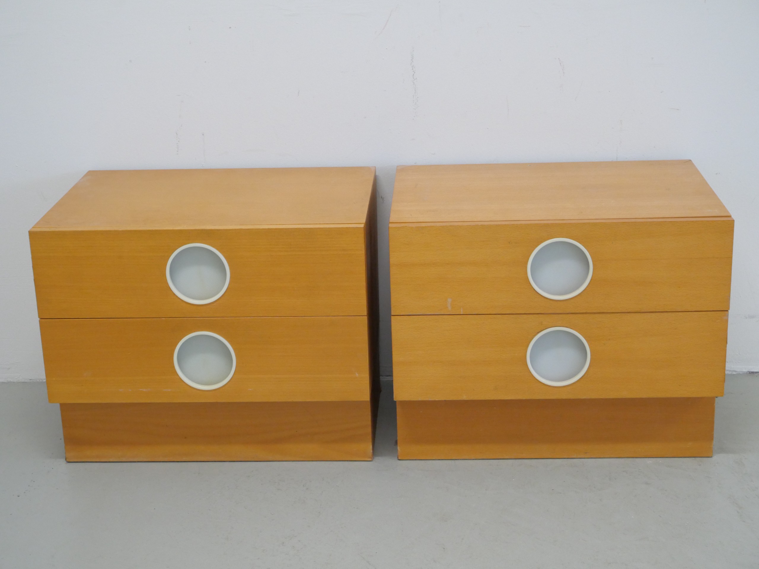 *Yöpöydät - Huutokauppa Ekman