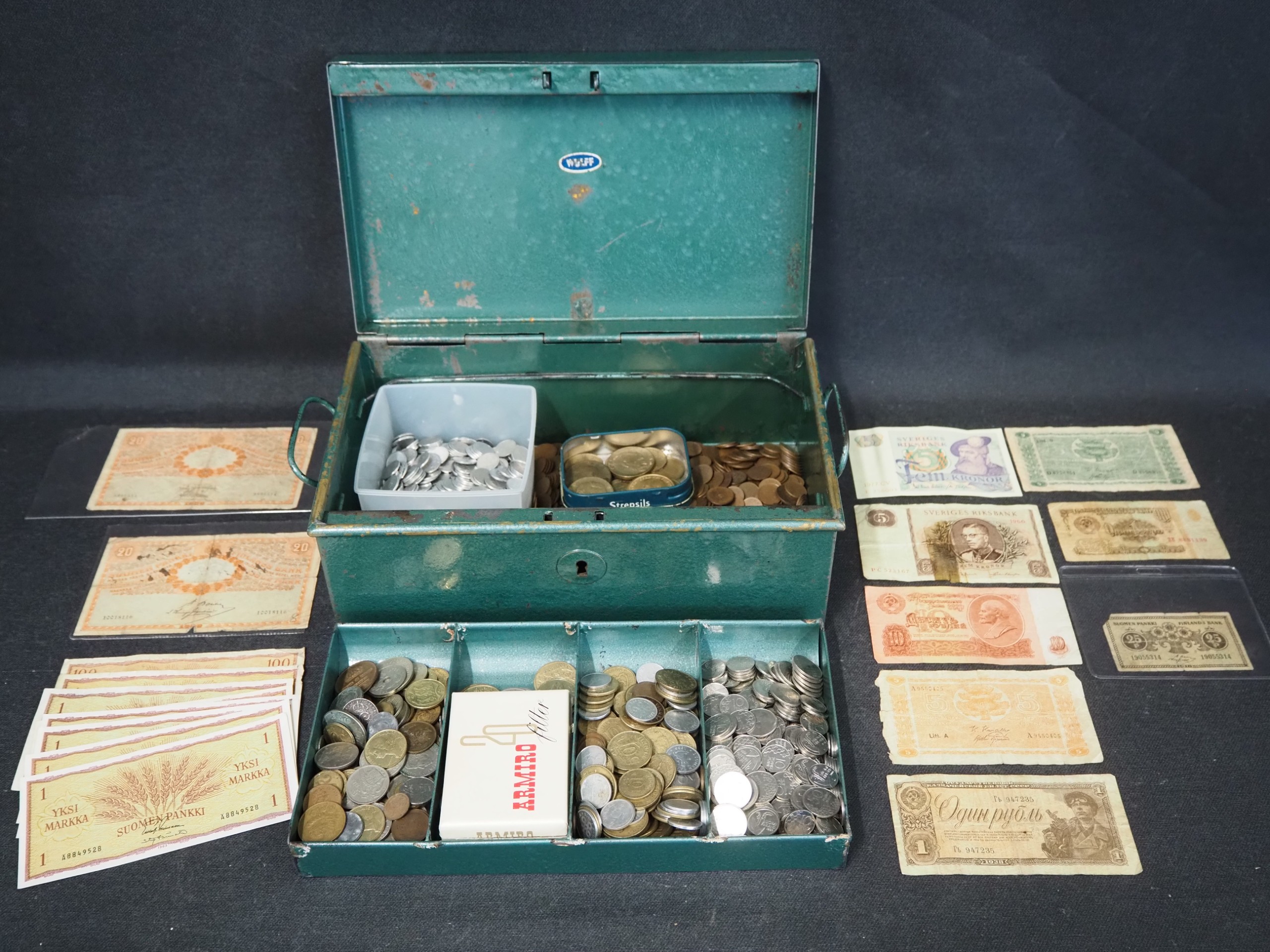 Setelit ja kolikot lippaassa - Huutokauppa Ekman