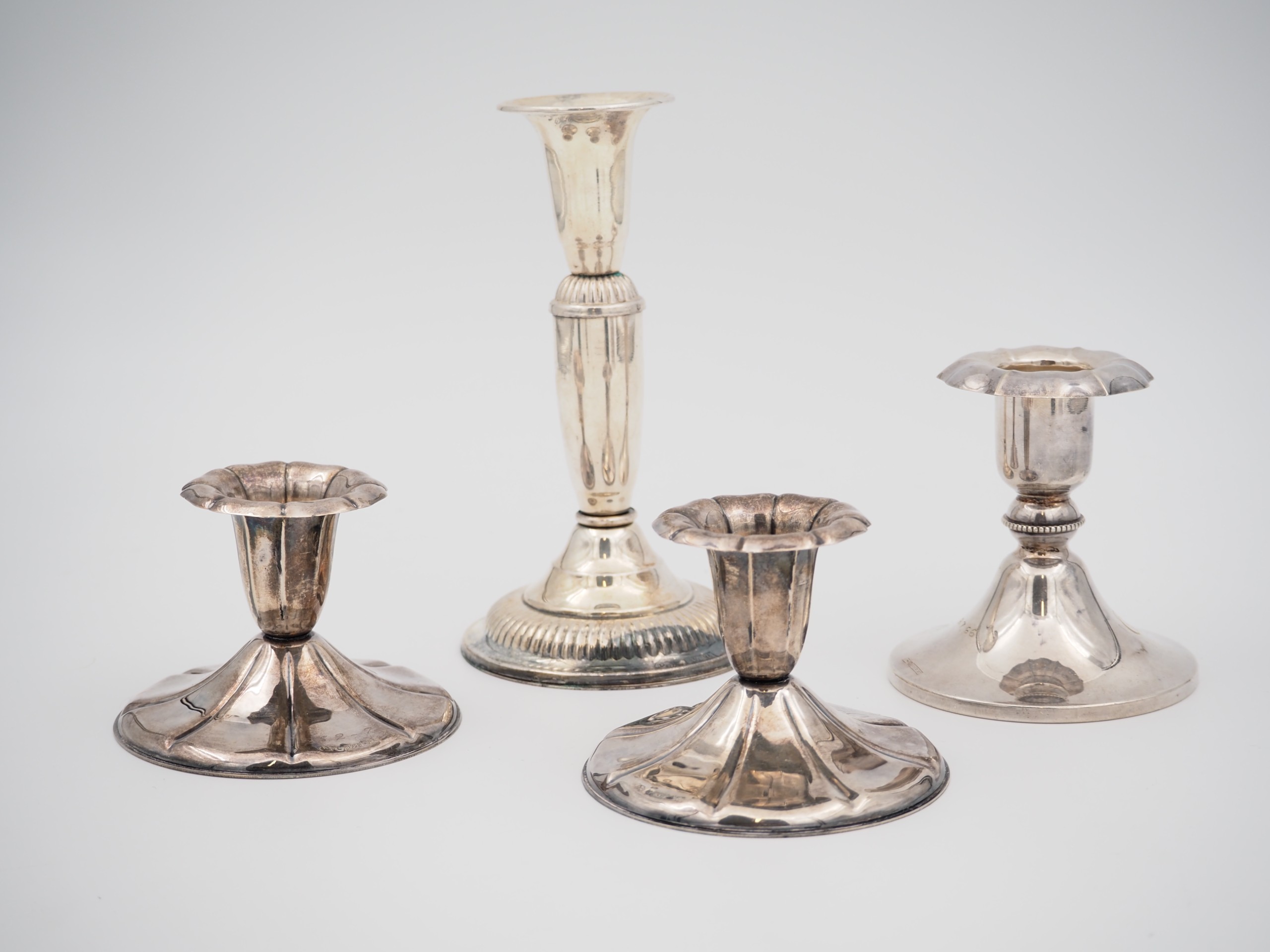 Hopeakynttilänjalat - Huutokauppa Ekman