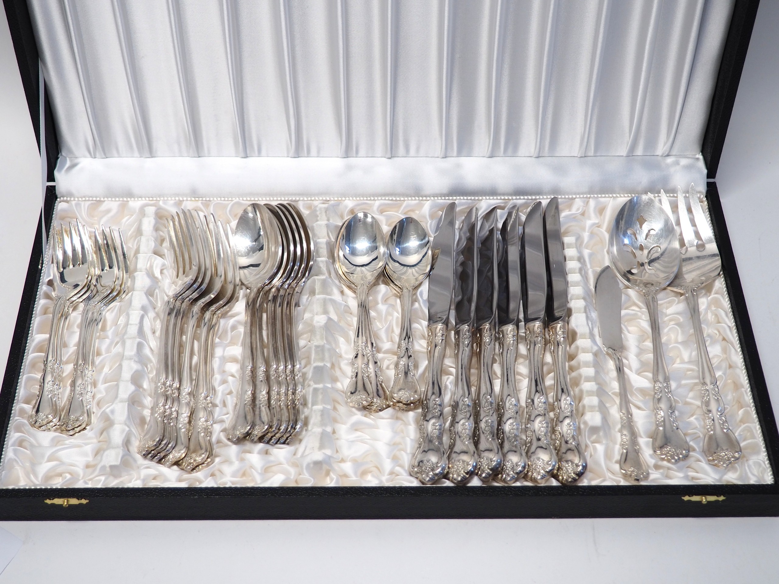 Hopeoidut aterimet - Huutokauppa Ekman